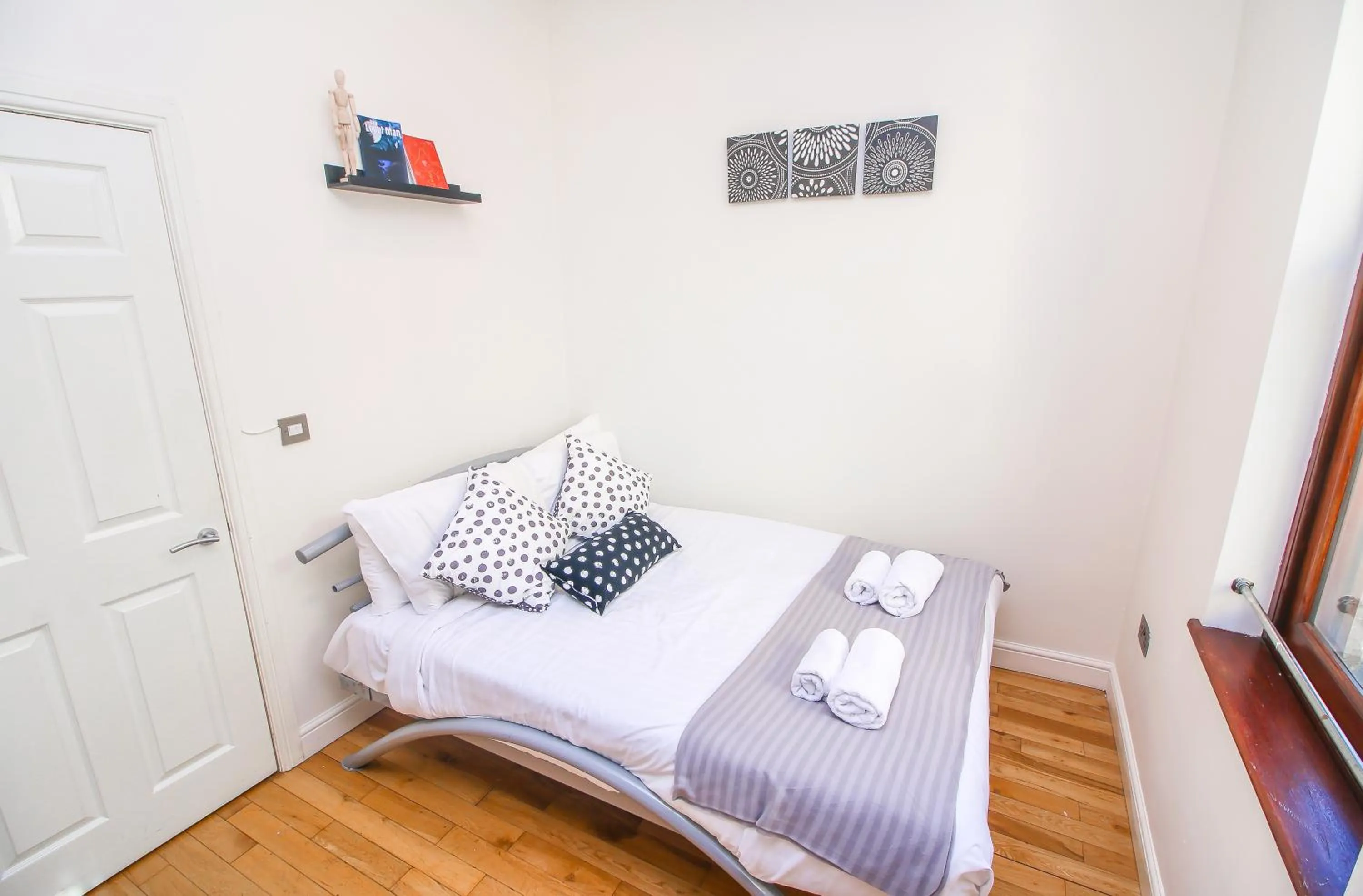 Bedroom, Bed in Studio Flat near Liverpool st & Shoreditch London.
