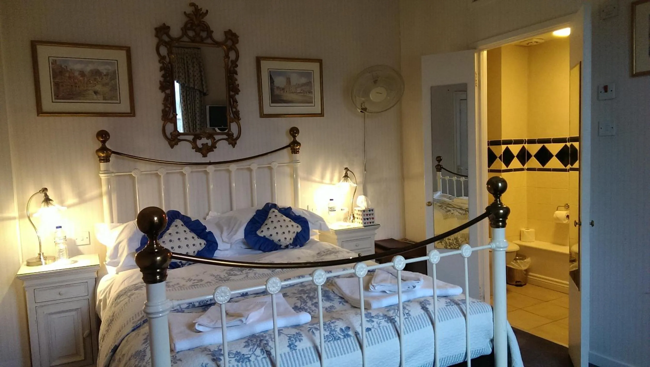 Bed in The Inn at Fossebridge