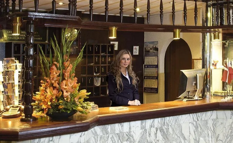 People in Hotel Victoria