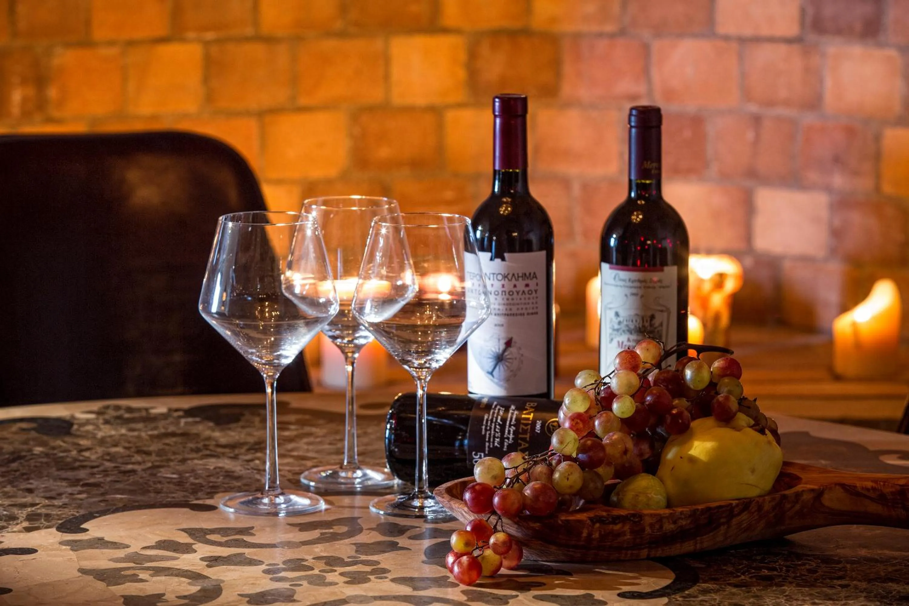 Restaurant/places to eat in Moni Emvasis Luxury Suites