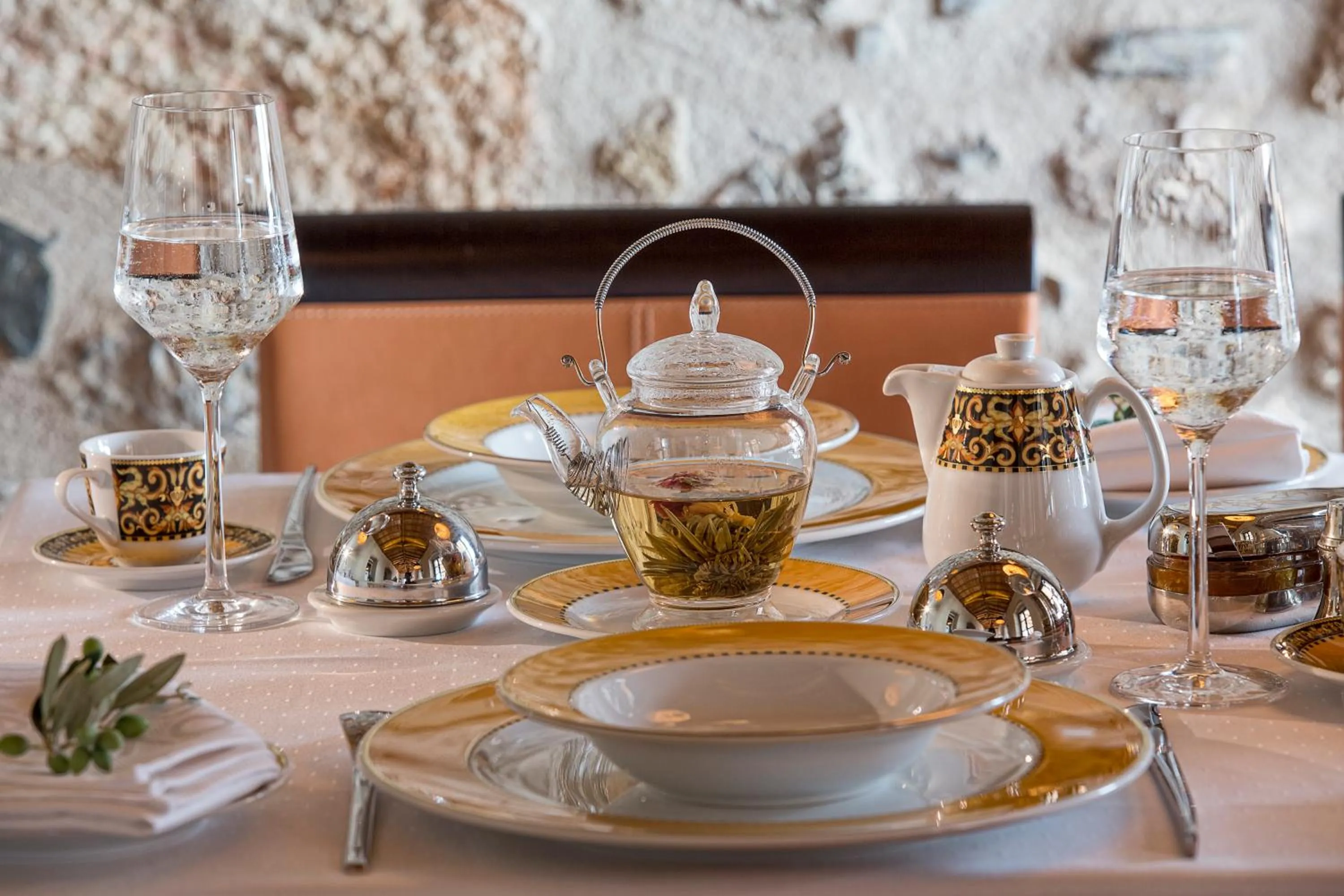 Restaurant/places to eat in Moni Emvasis Luxury Suites