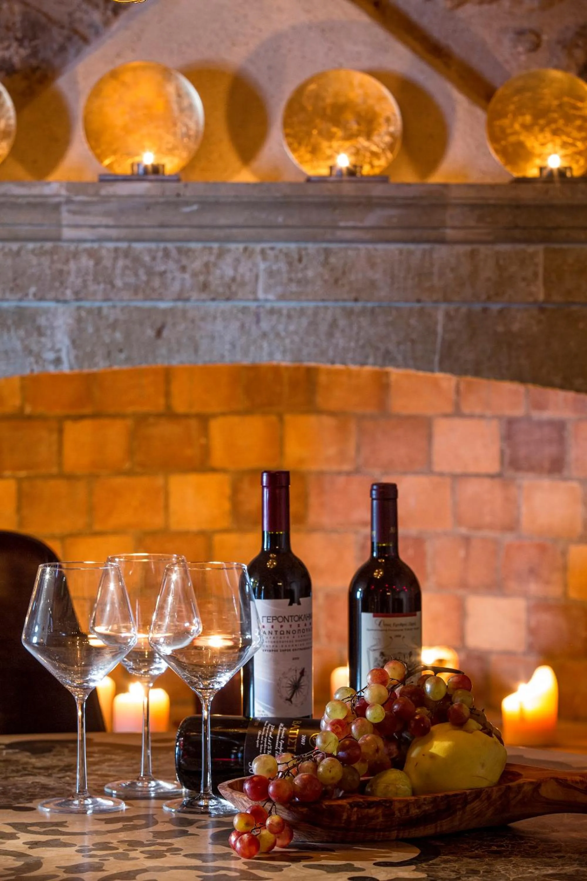 Restaurant/places to eat in Moni Emvasis Luxury Suites