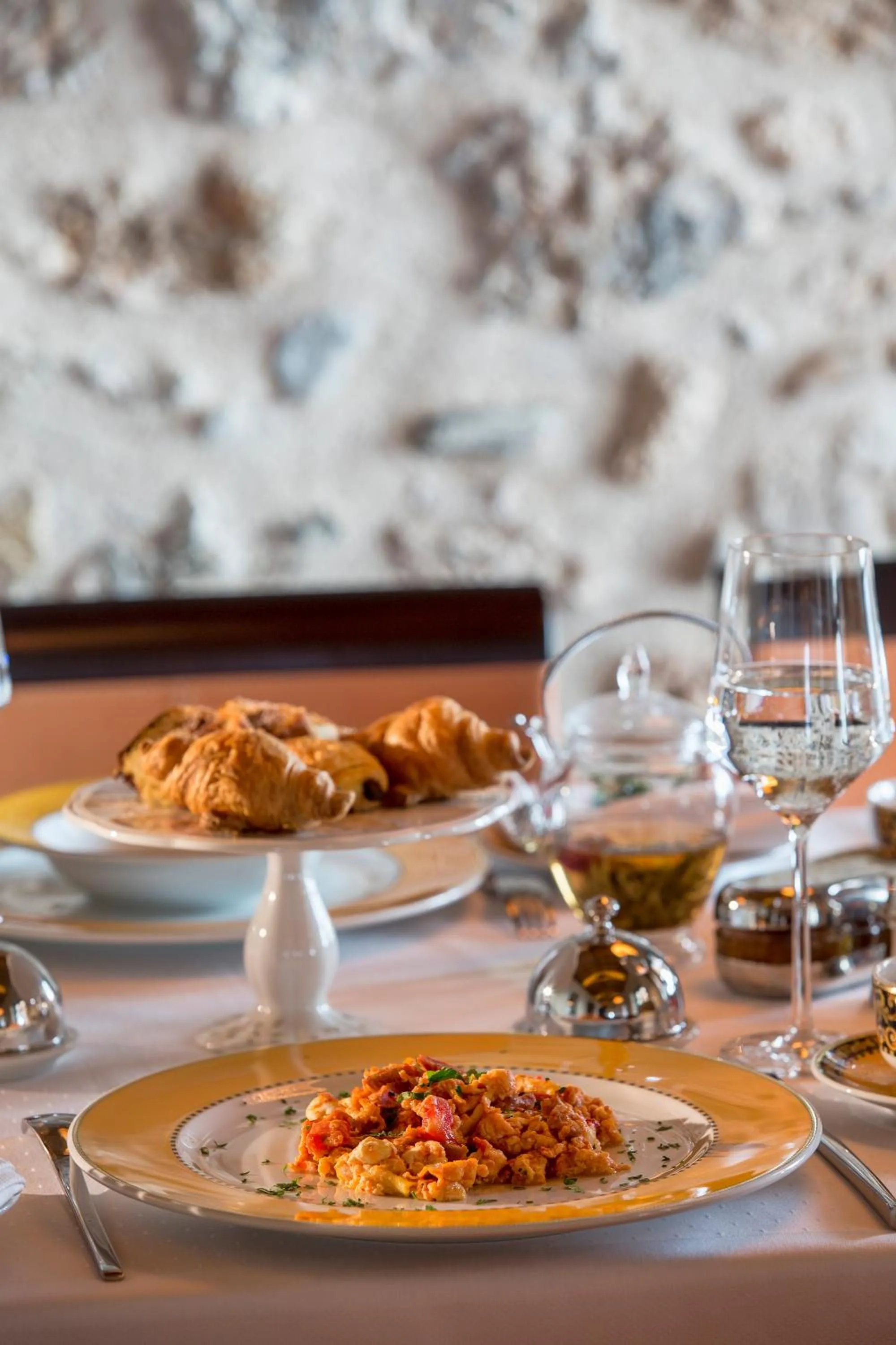 Restaurant/places to eat in Moni Emvasis Luxury Suites