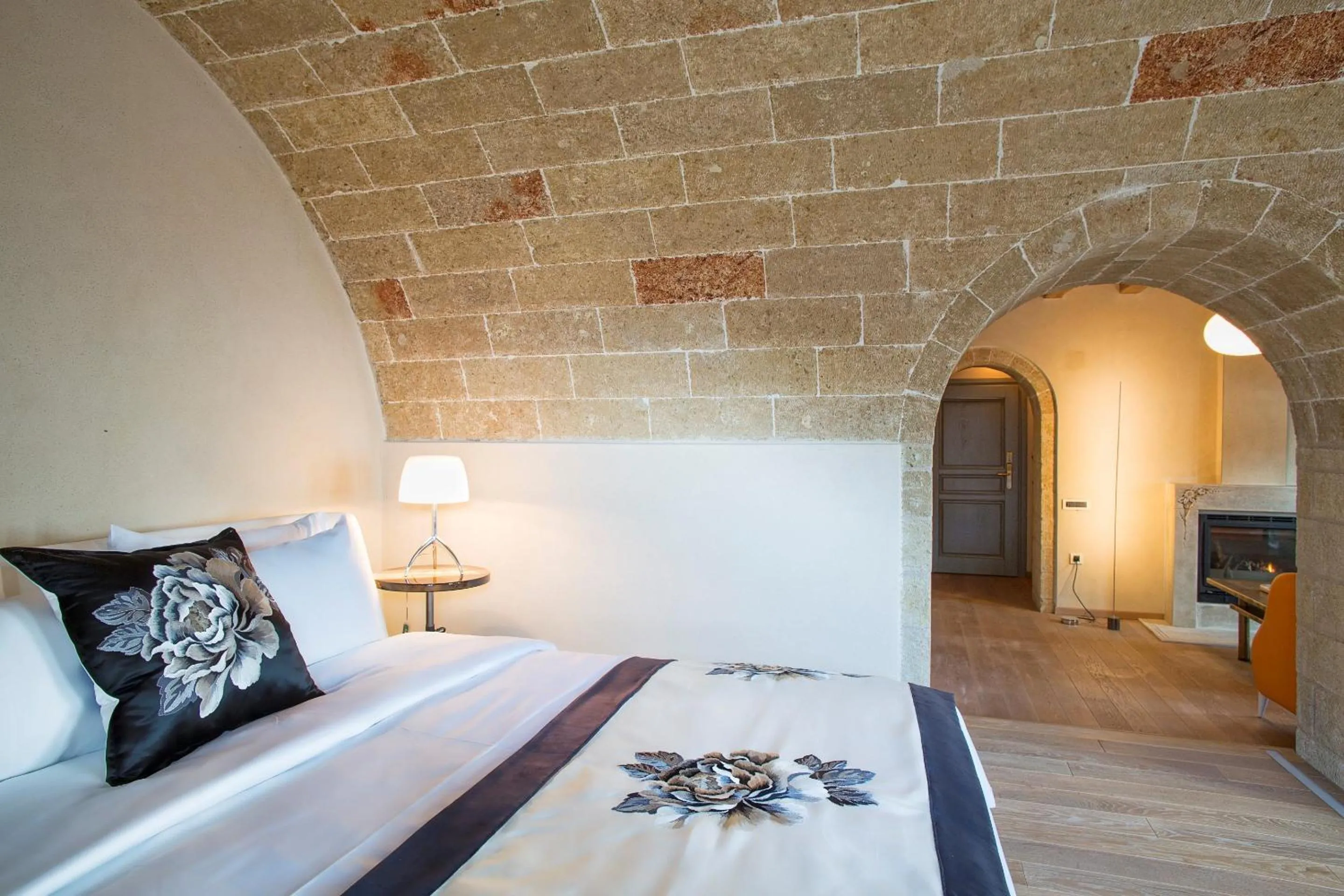 Bed in Moni Emvasis Luxury Suites