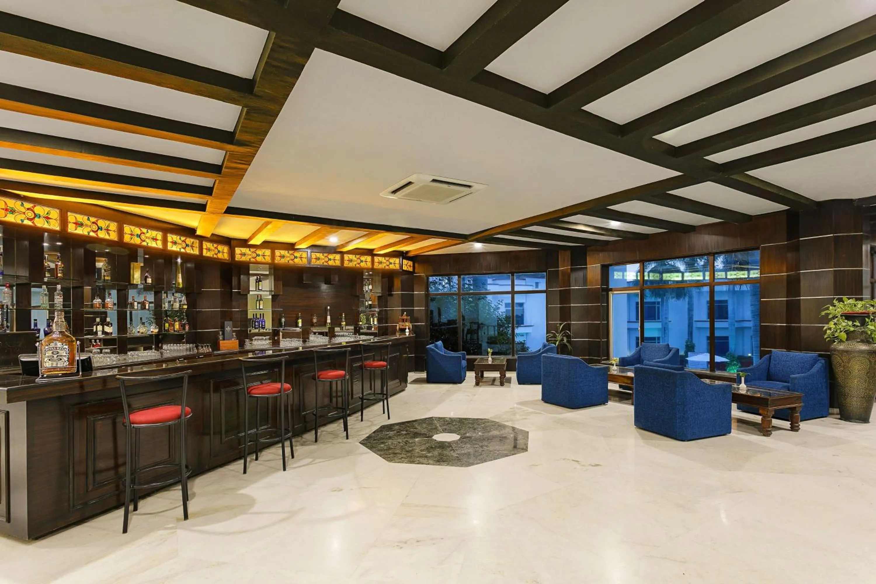 Lounge or bar in Ramada Khajuraho