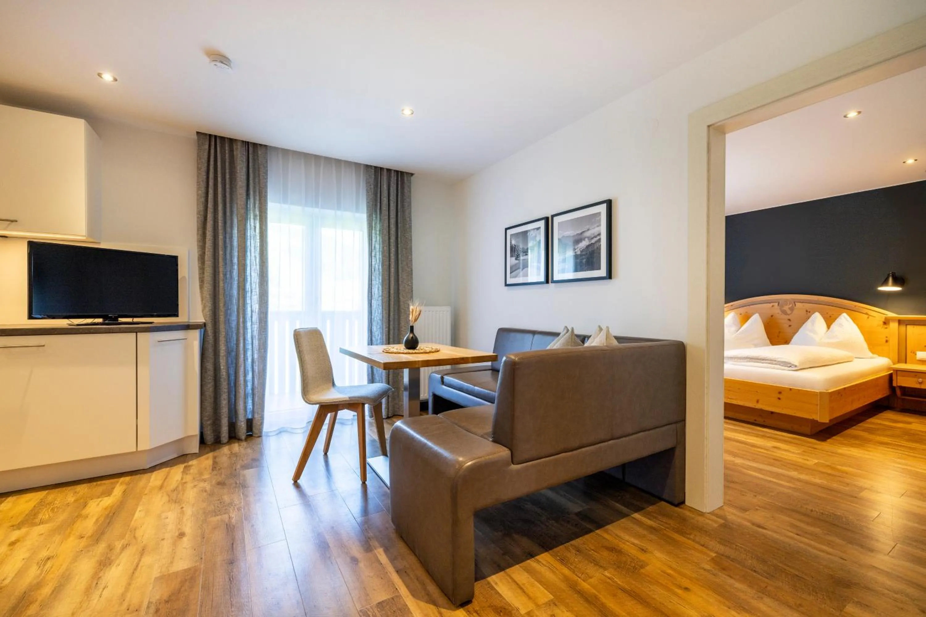 Seating area, Bed in Aparthotel Jägerheim