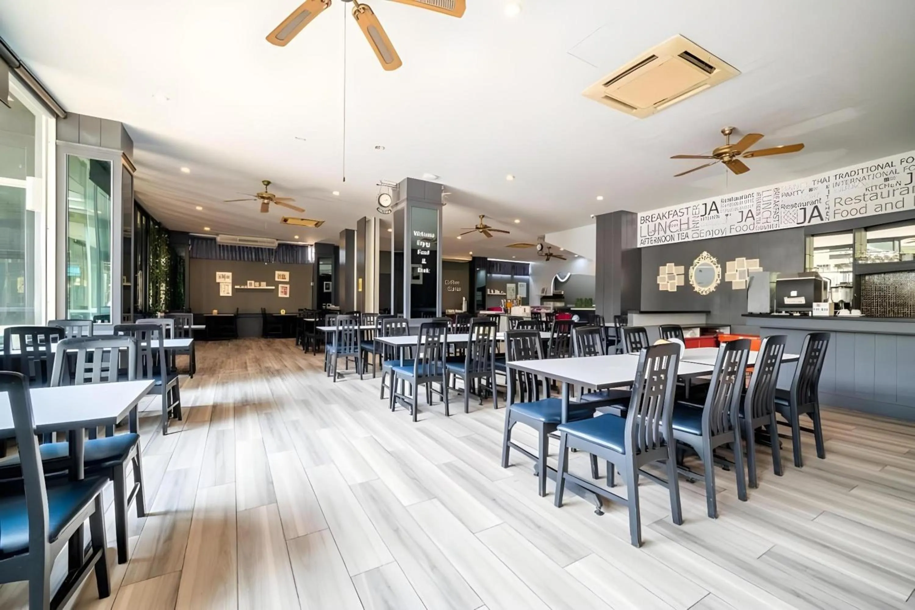 Restaurant/places to eat in Sunday JA Plus Hotel