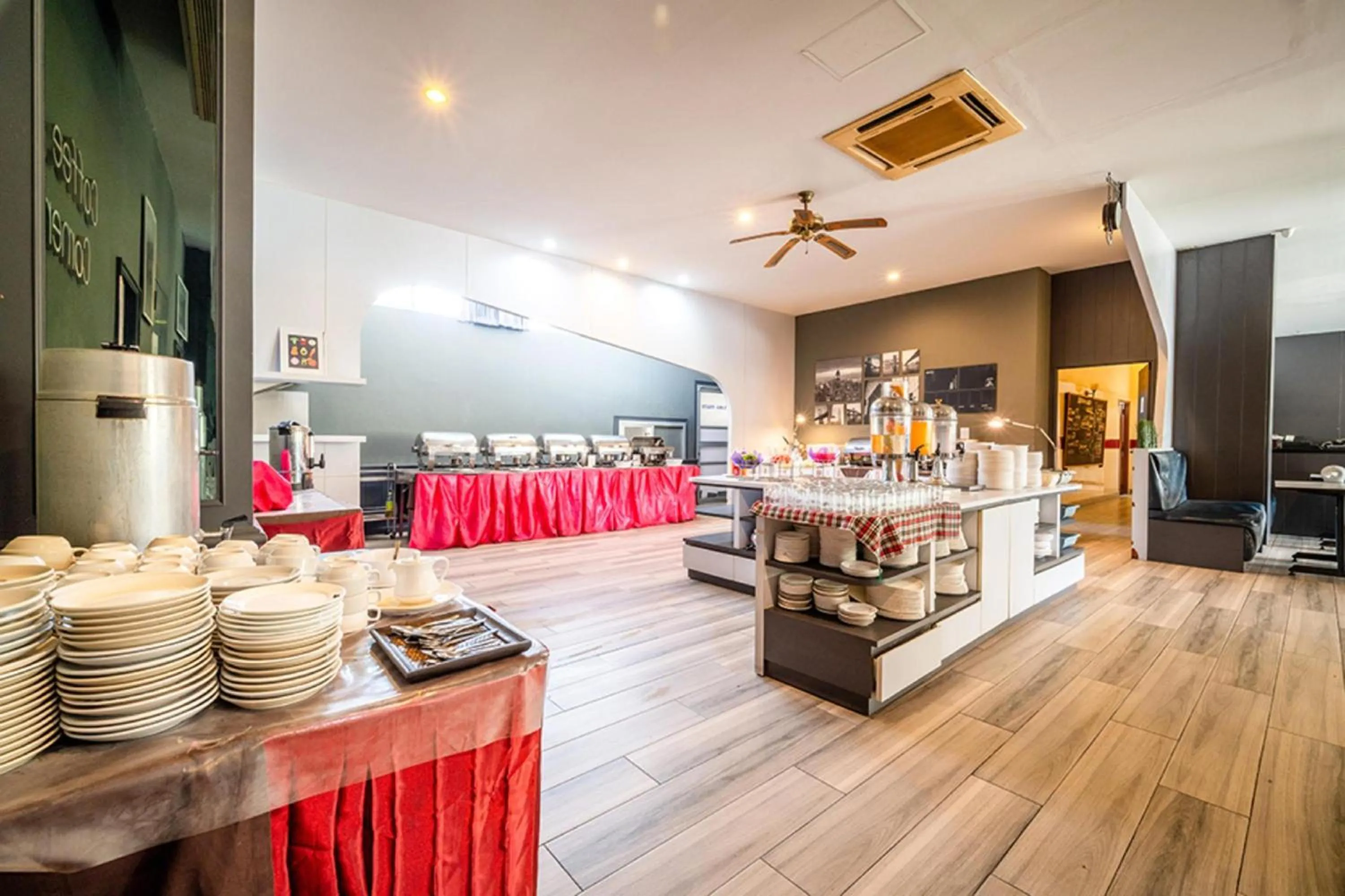 Restaurant/places to eat in Sunday JA Plus Hotel