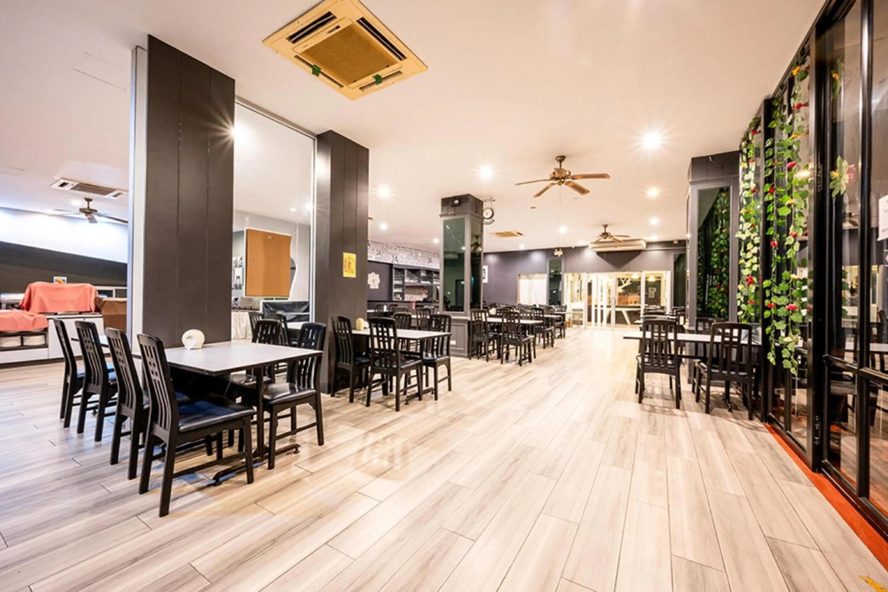 Restaurant/places to eat in Sunday JA Plus Hotel