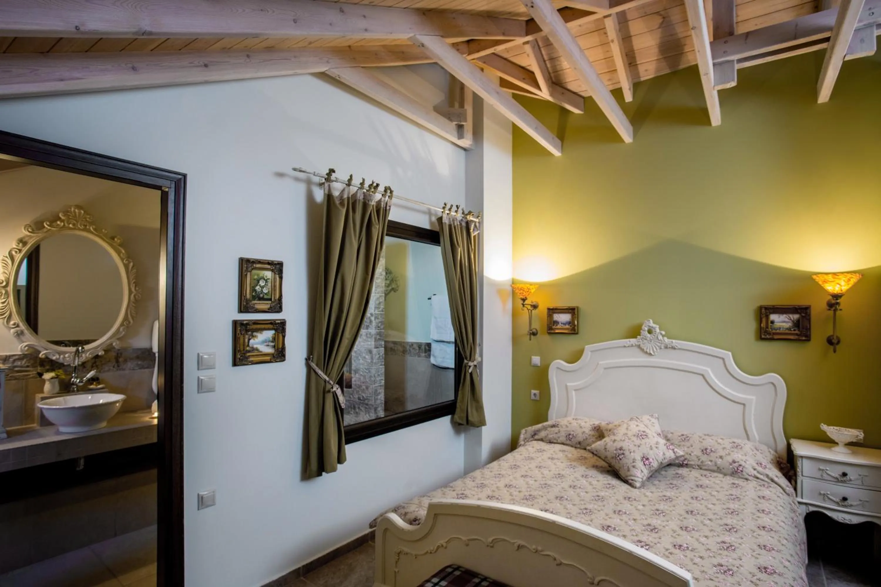 Photo of the whole room, Bed in Atrion Highland Hotel