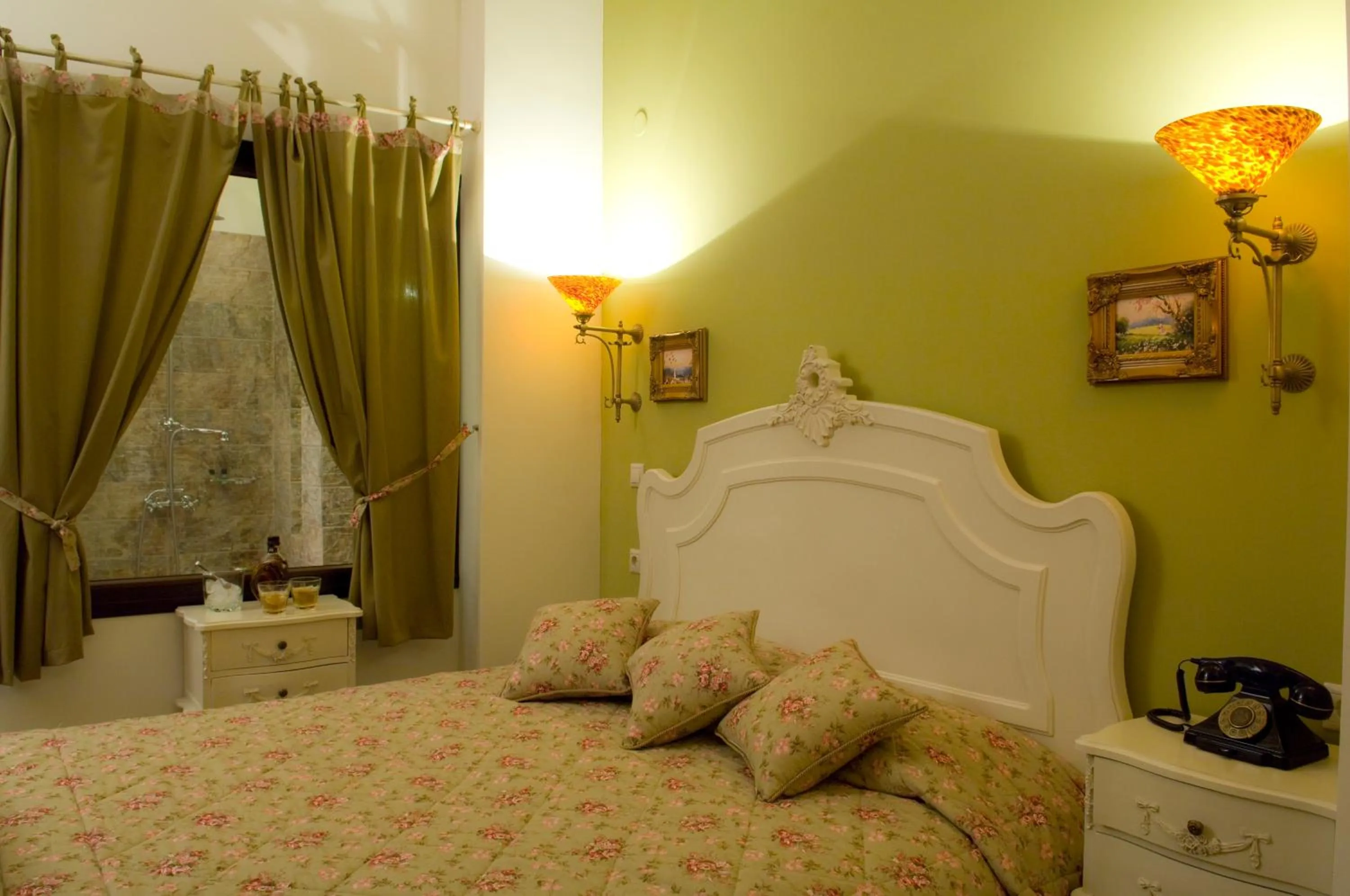 Photo of the whole room, Bed in Atrion Highland Hotel