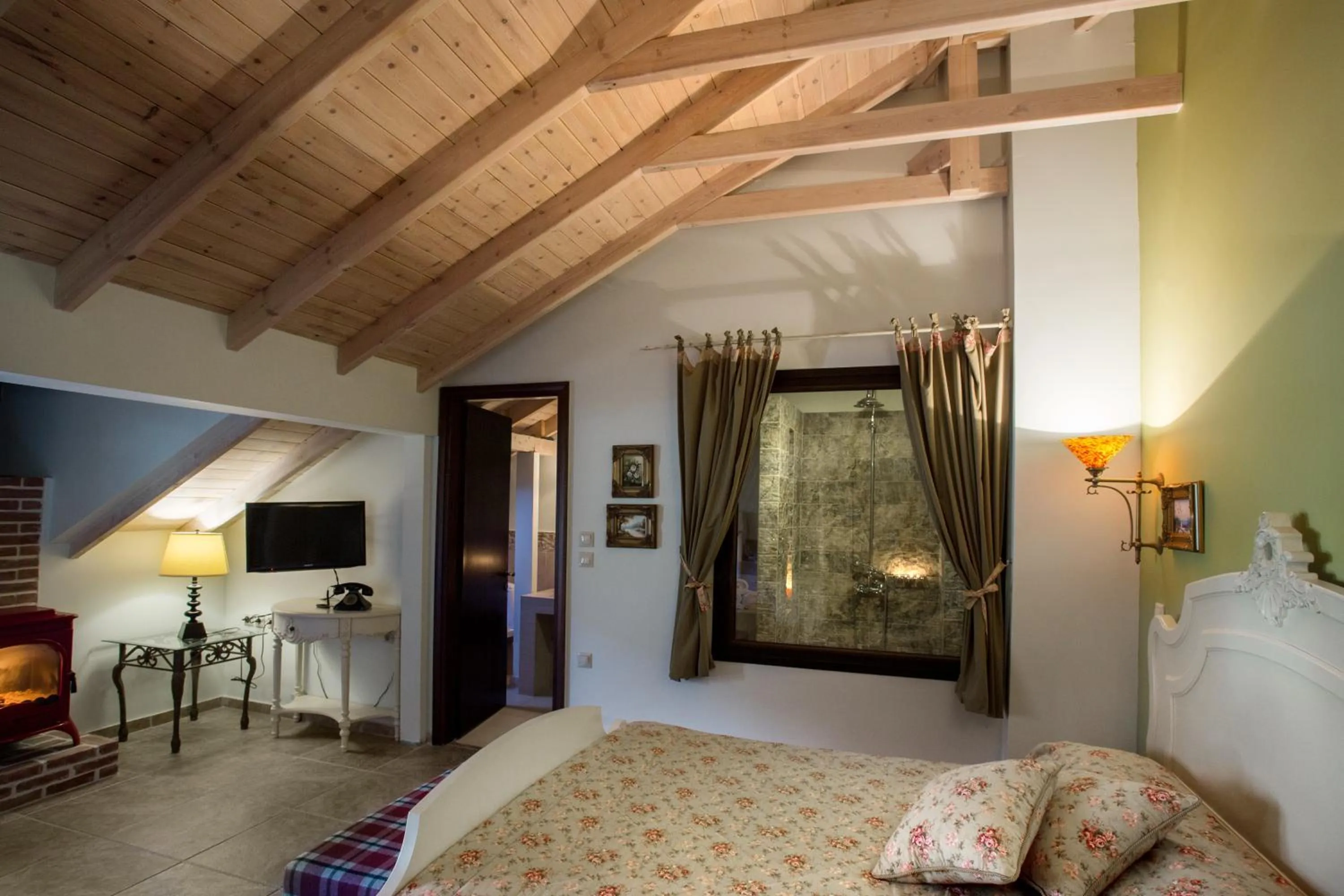 Photo of the whole room, Bed in Atrion Highland Hotel