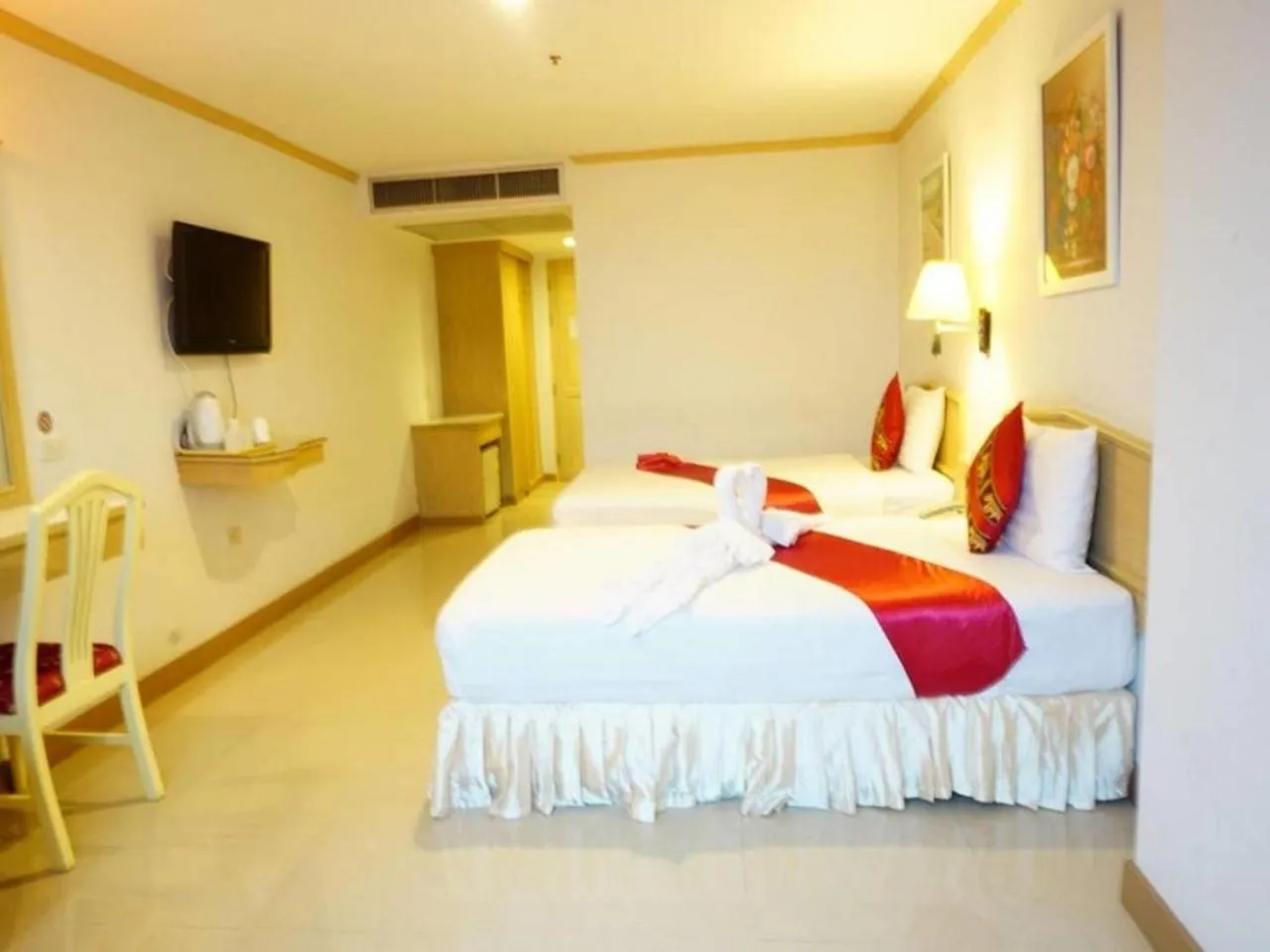 Photo of the whole room, Bed in Bay Hotel Srinakarin