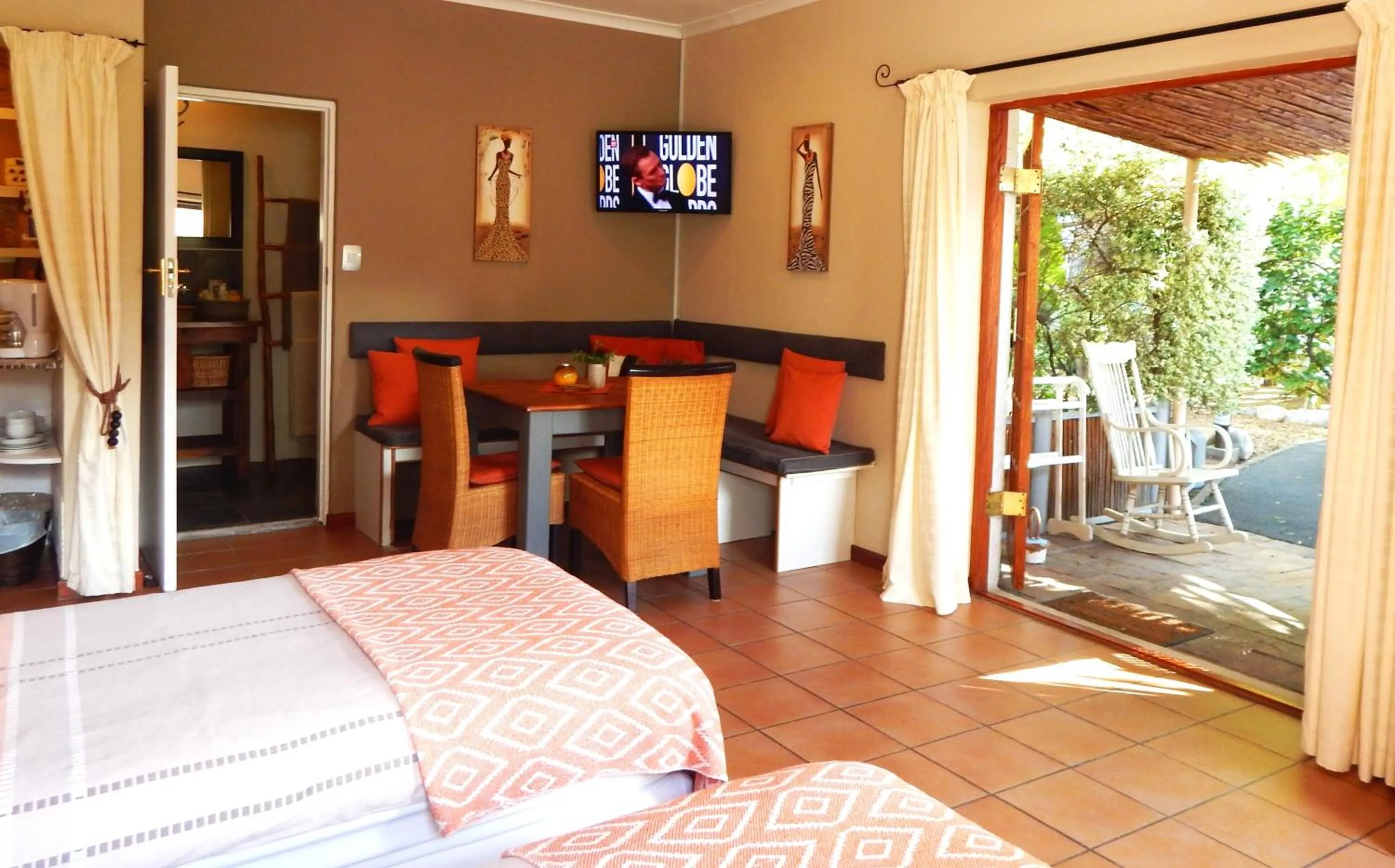 Seating area, Bed in Khashamongo B & B