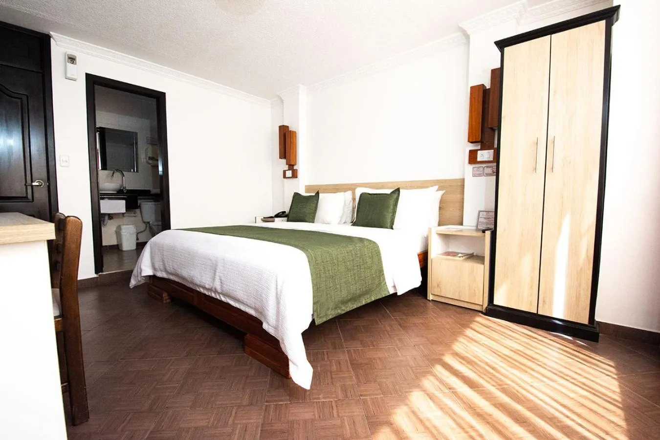 Bedroom, Bed in Hotel Plaza Victoria