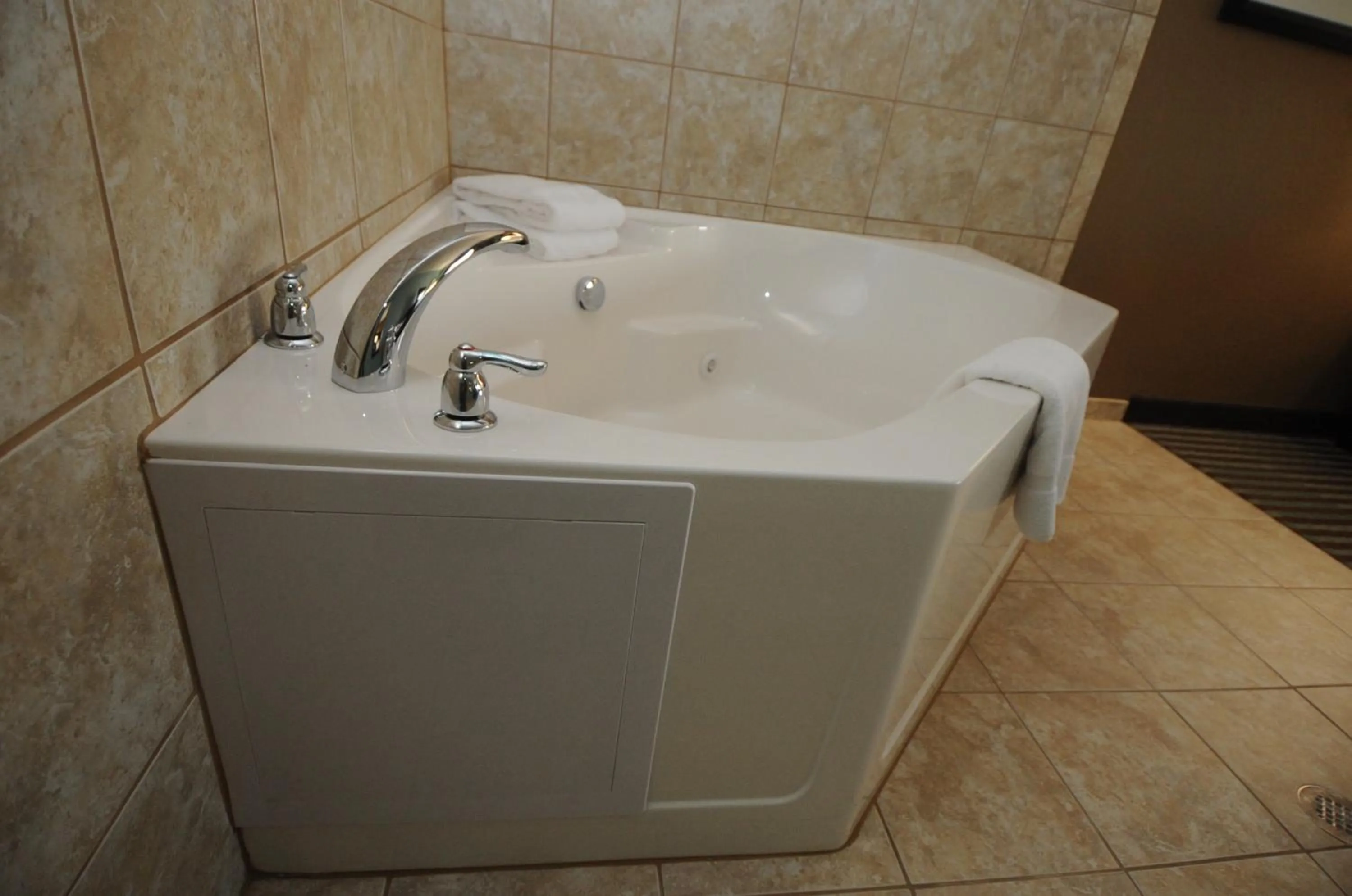 Standard King Room with Accessible Tub - Mobility Access in Holiday Inn Express Somerset by IHG