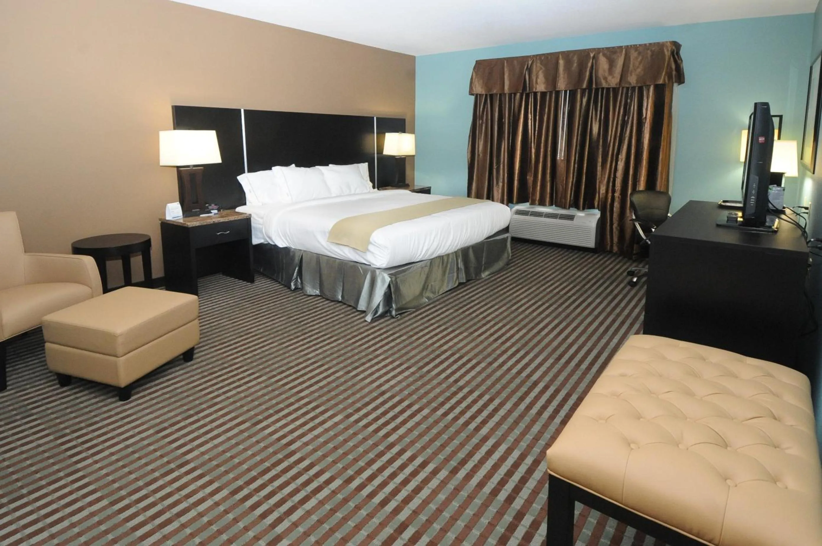 Photo of the whole room, Bed in Holiday Inn Express Somerset by IHG