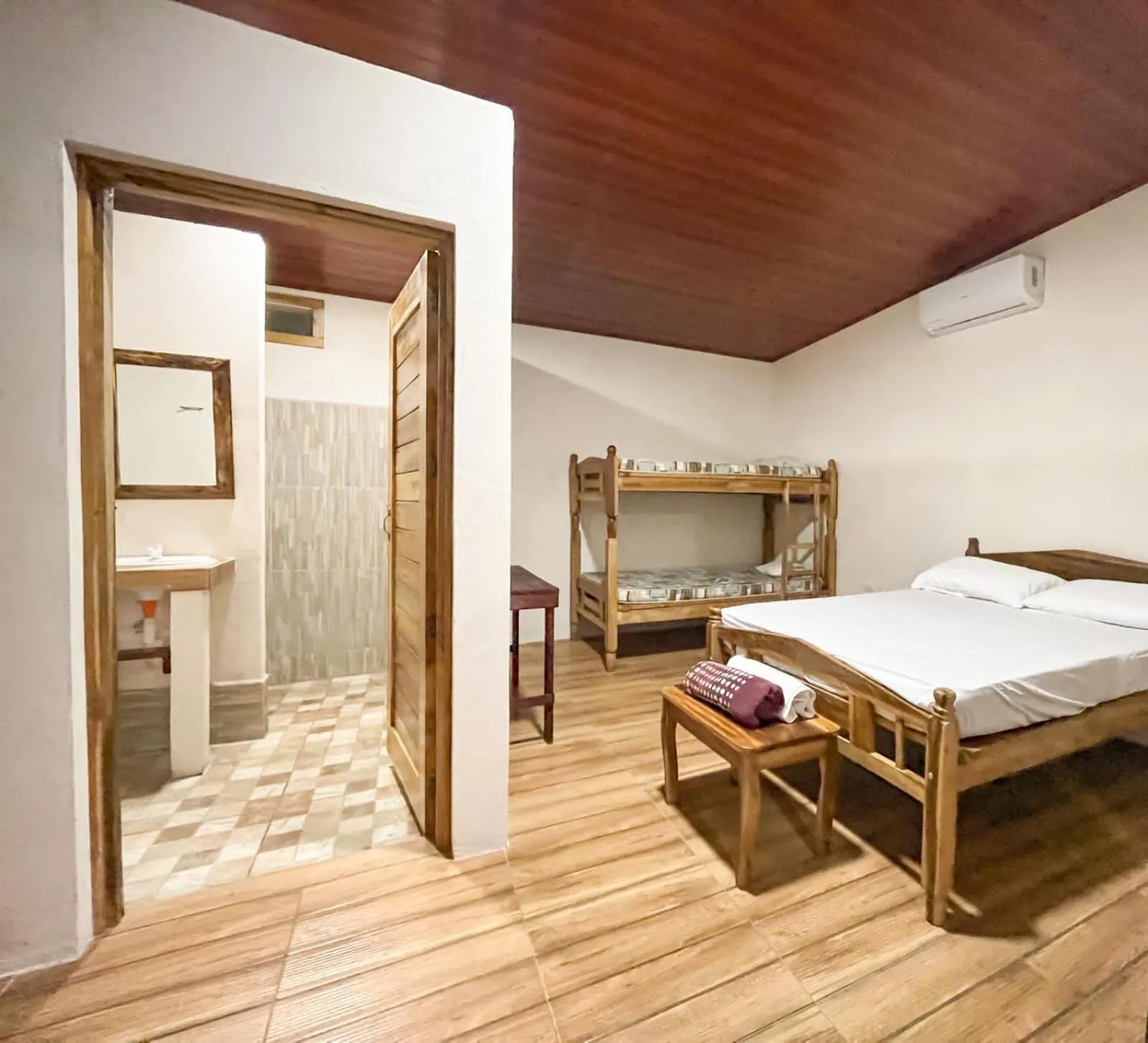 Badaboom Hostal & Surf
