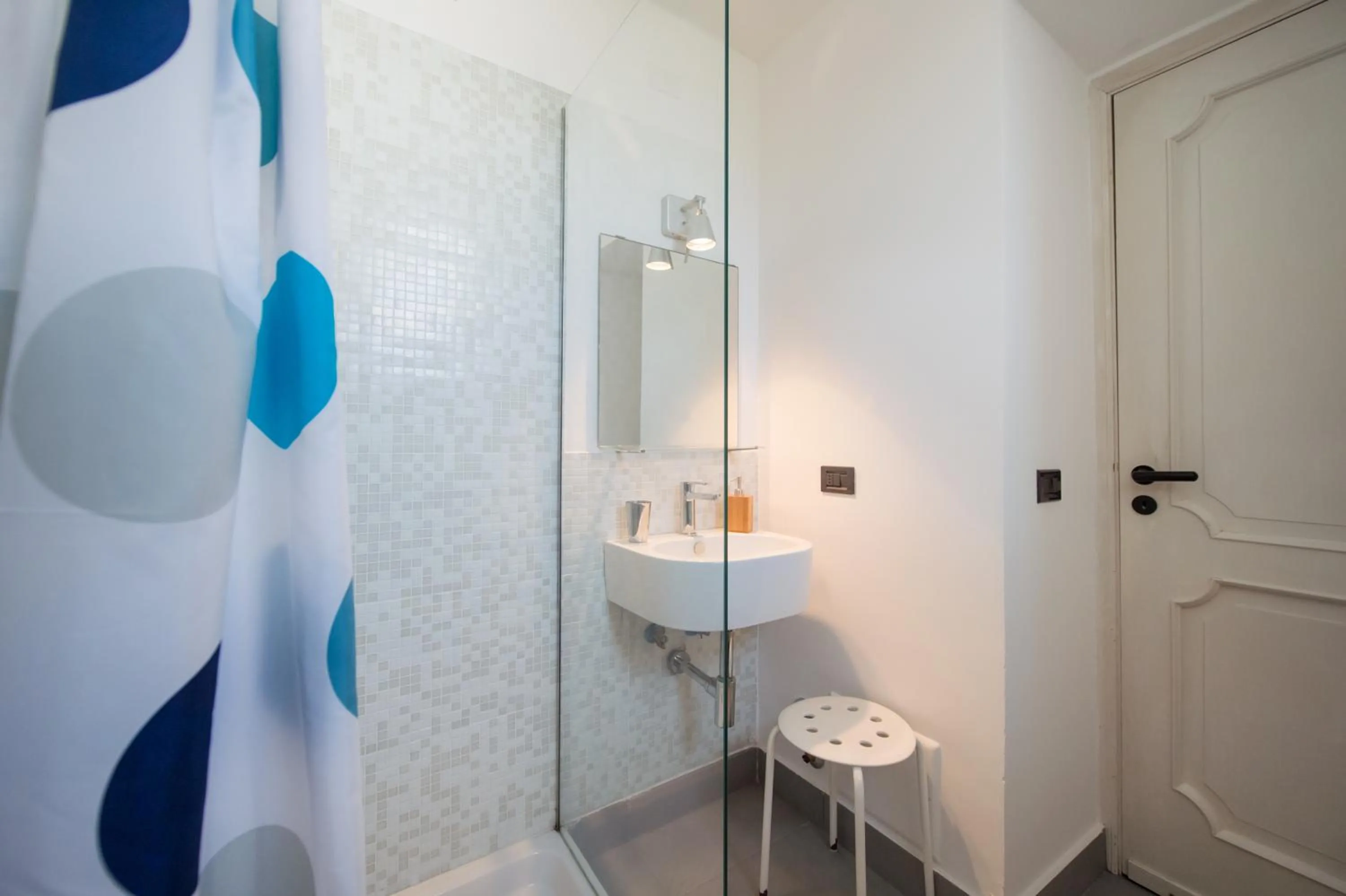 Shower in Gioia 13 Rooms & Apartments