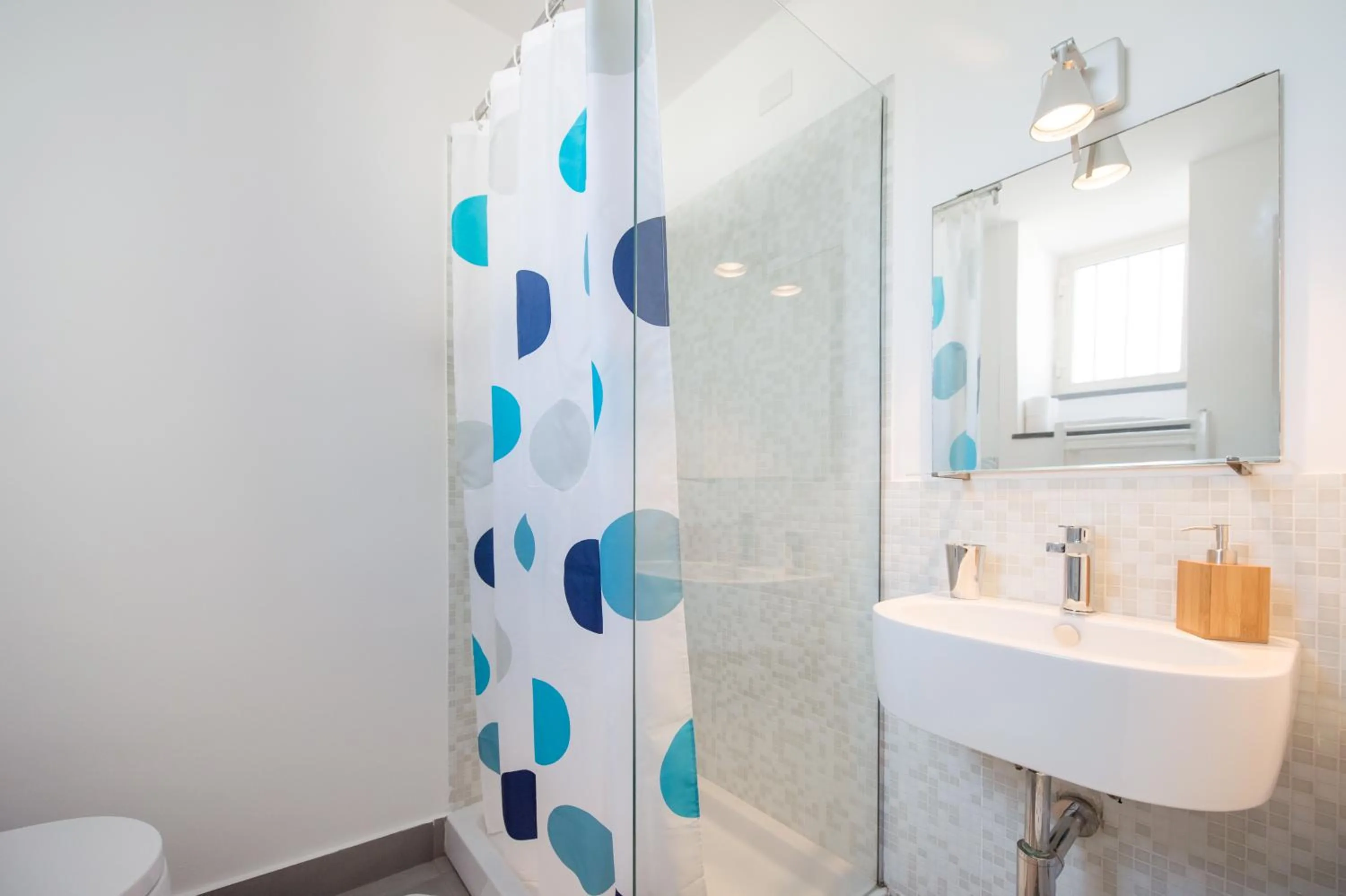 Shower in Gioia 13 Rooms & Apartments