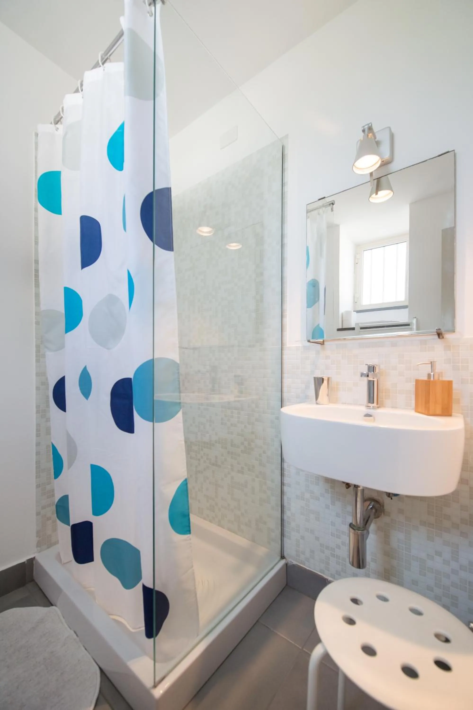Shower in Gioia 13 Rooms & Apartments