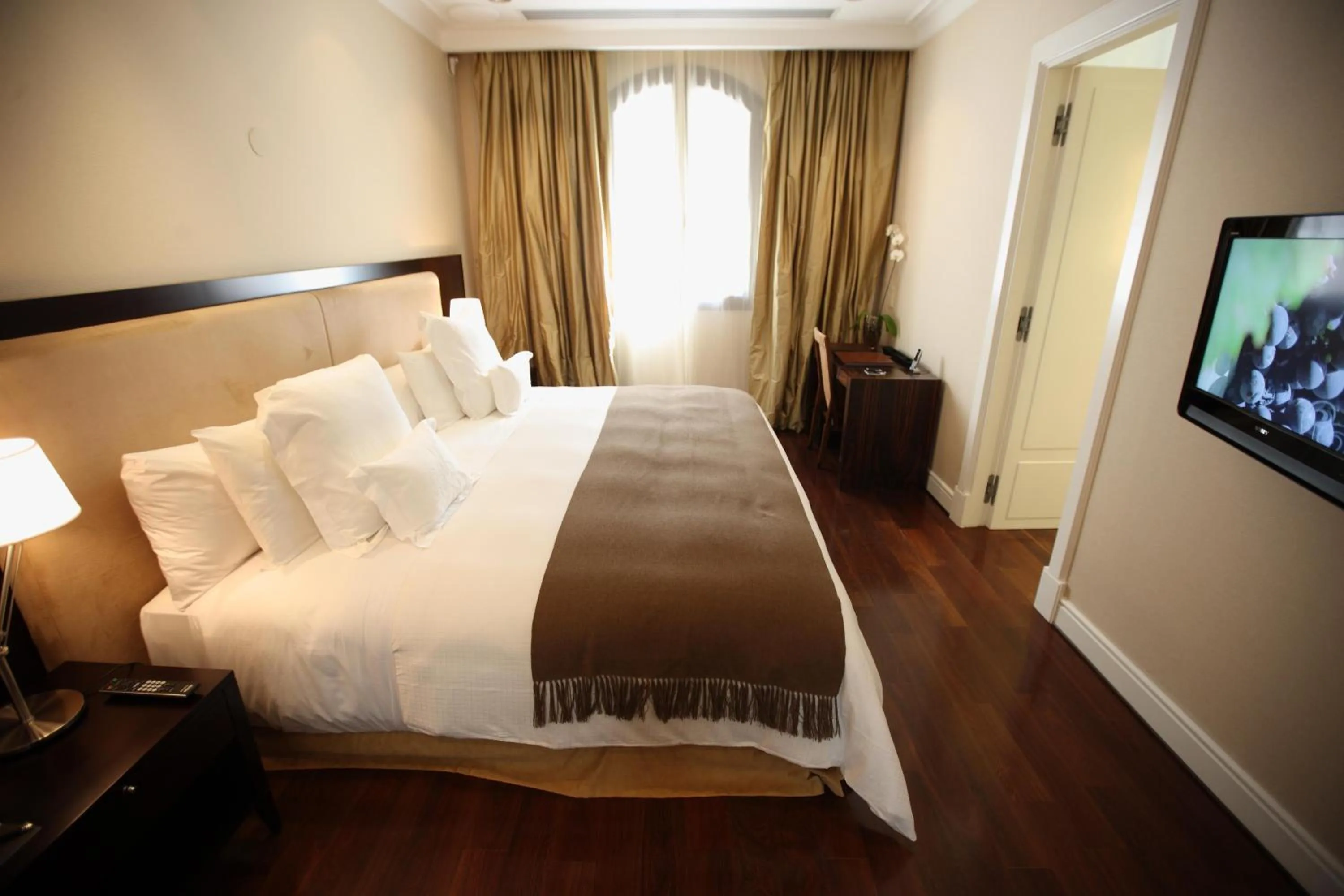 Bed in Algodon Mansion