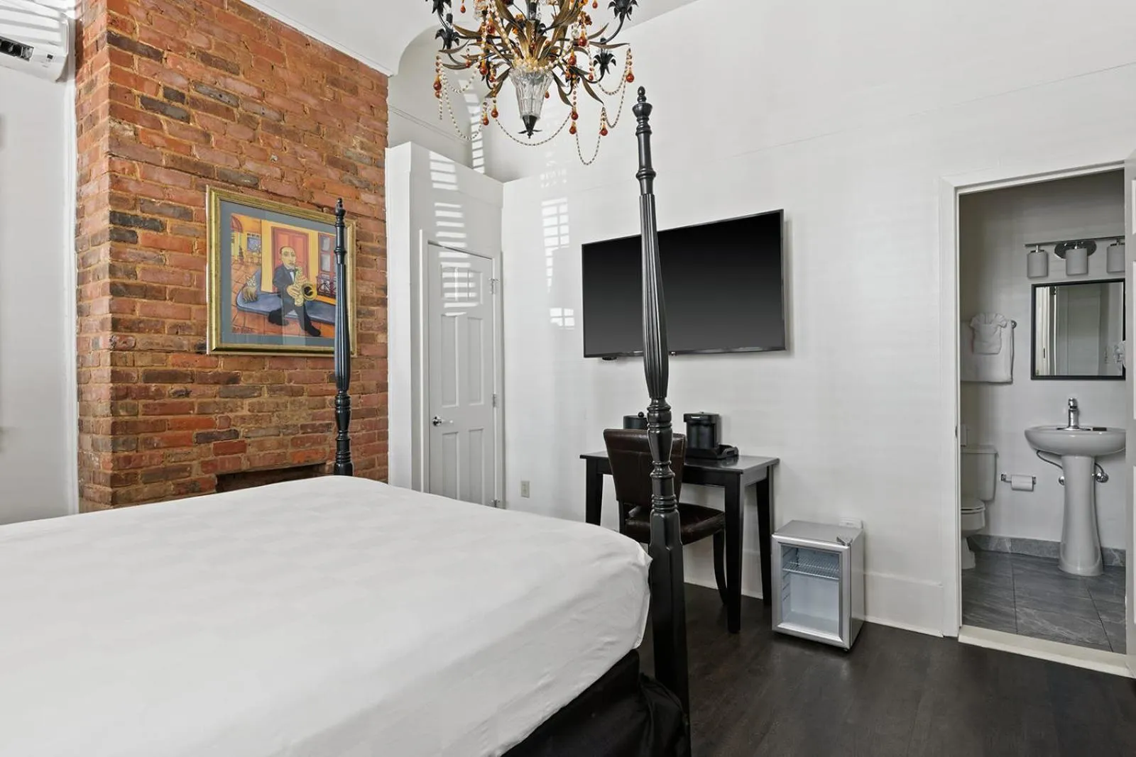 Bed in Historic Streetcar Inn