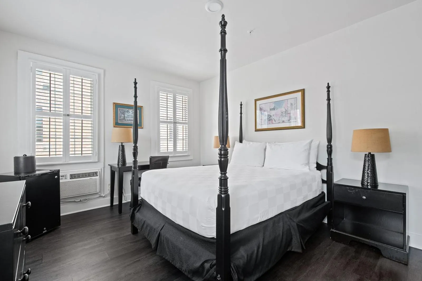 Bed in Historic Streetcar Inn