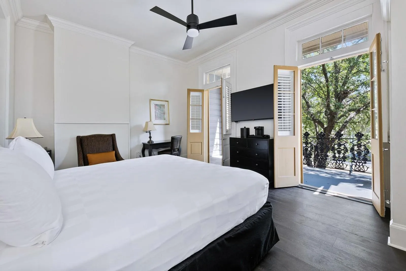 Bed in Historic Streetcar Inn