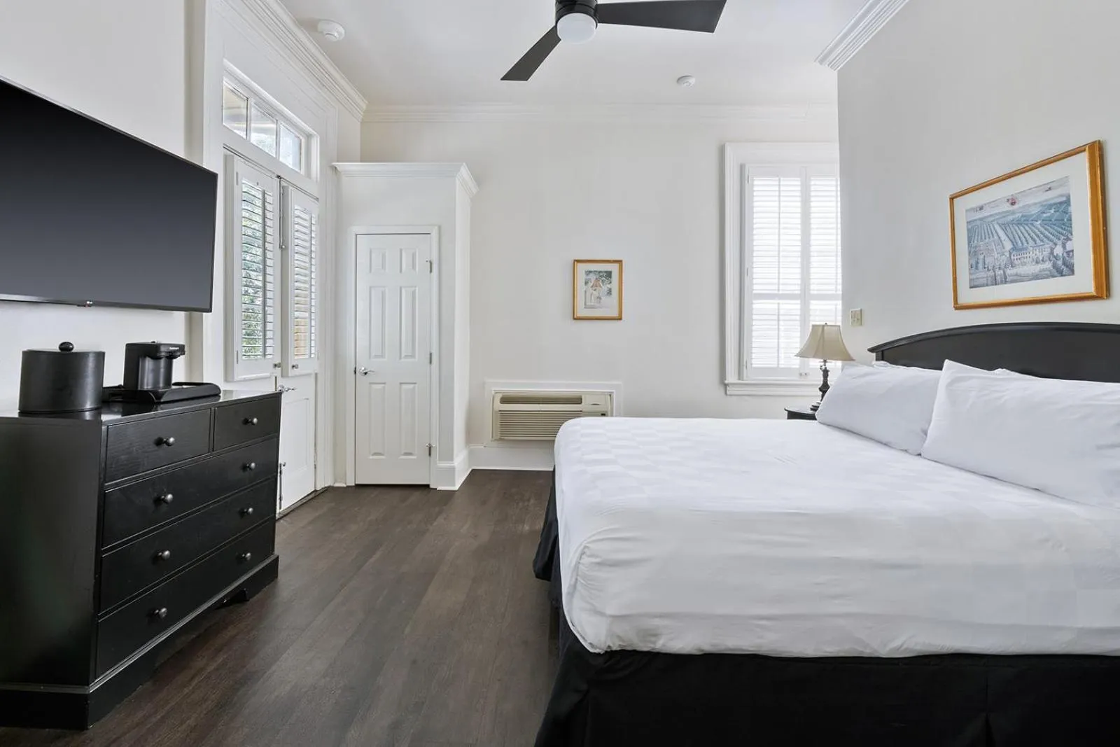 Bed in Historic Streetcar Inn