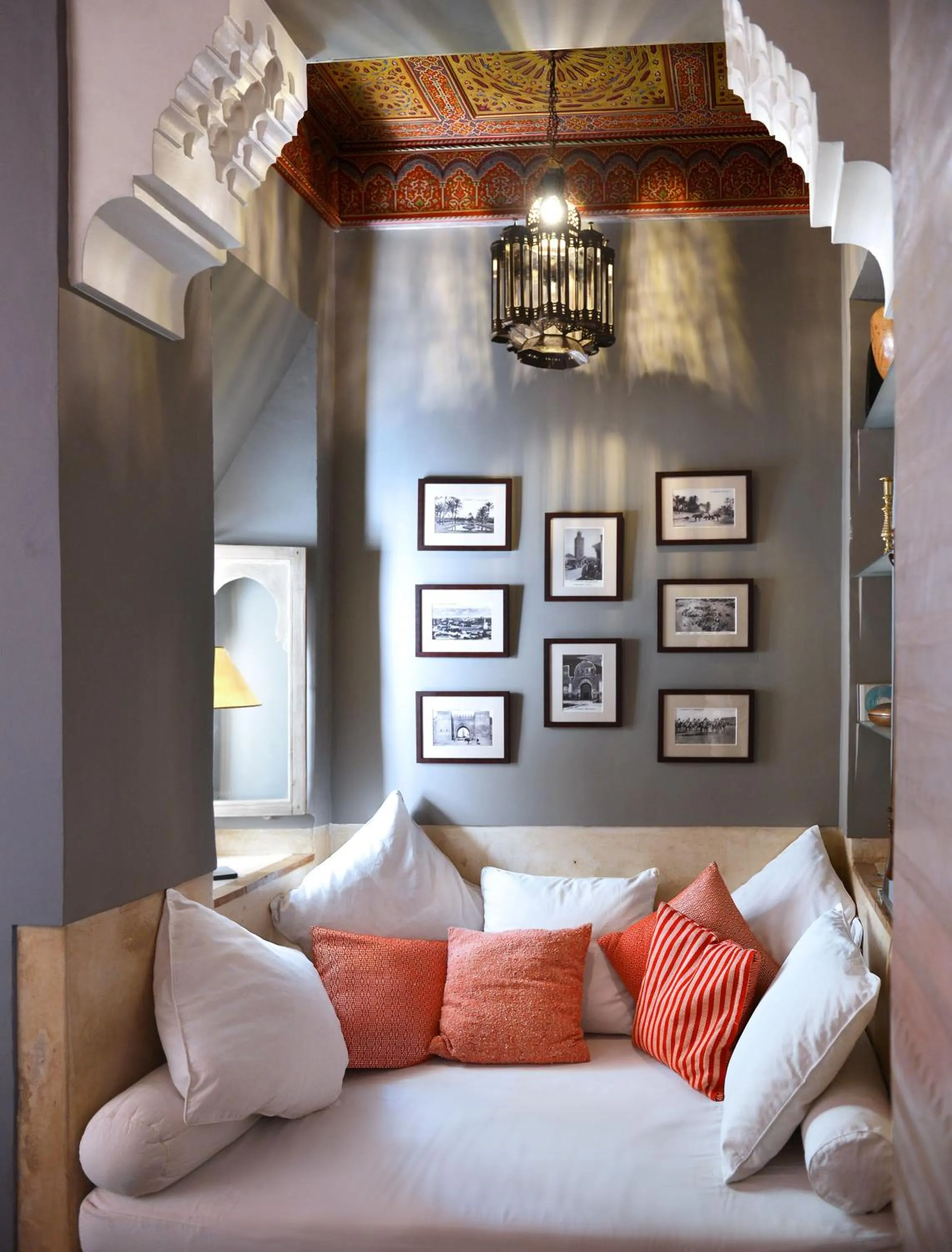 Library, Bed in Dar Housnia