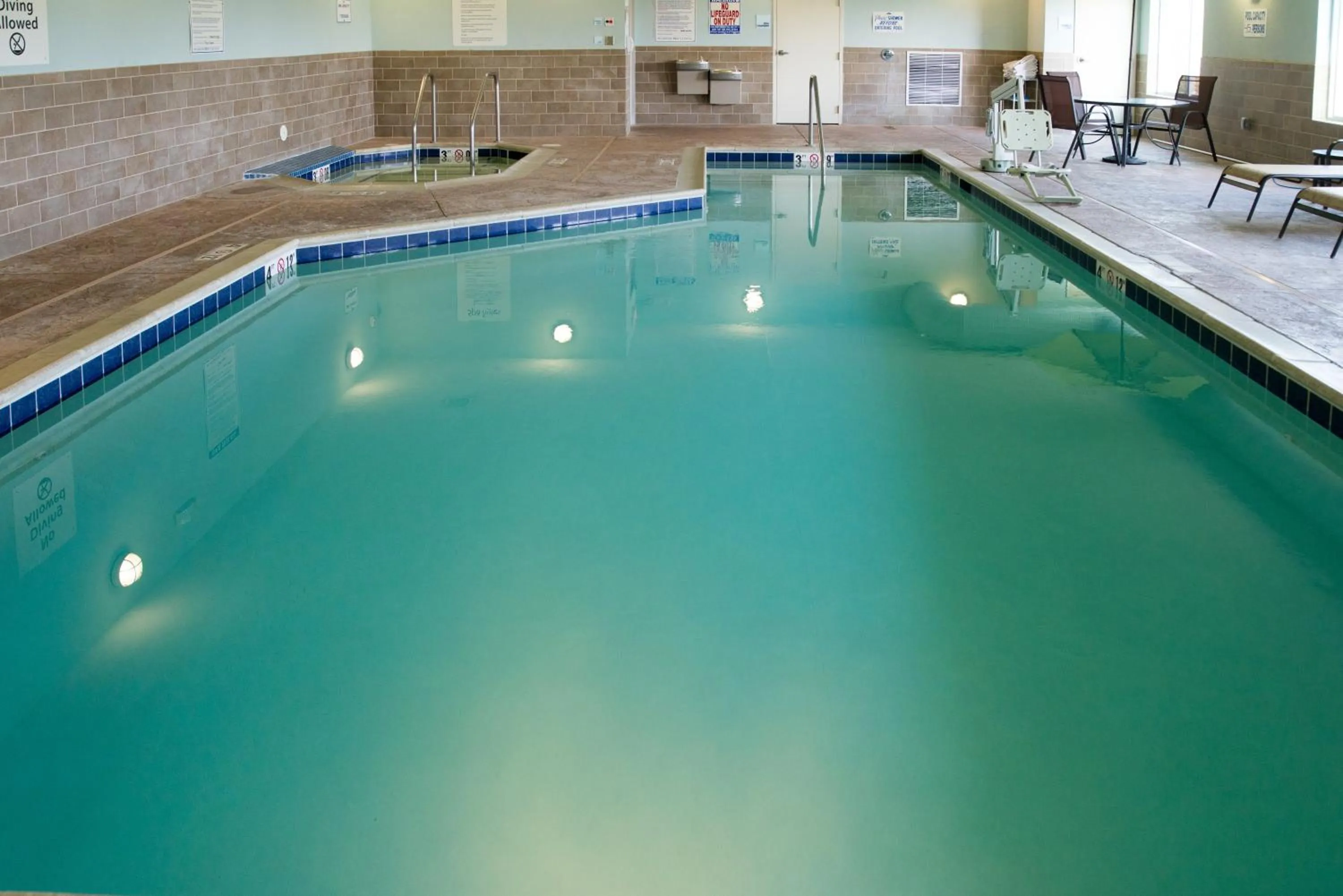 Swimming pool in Holiday Inn Express - Albert Lea by IHG