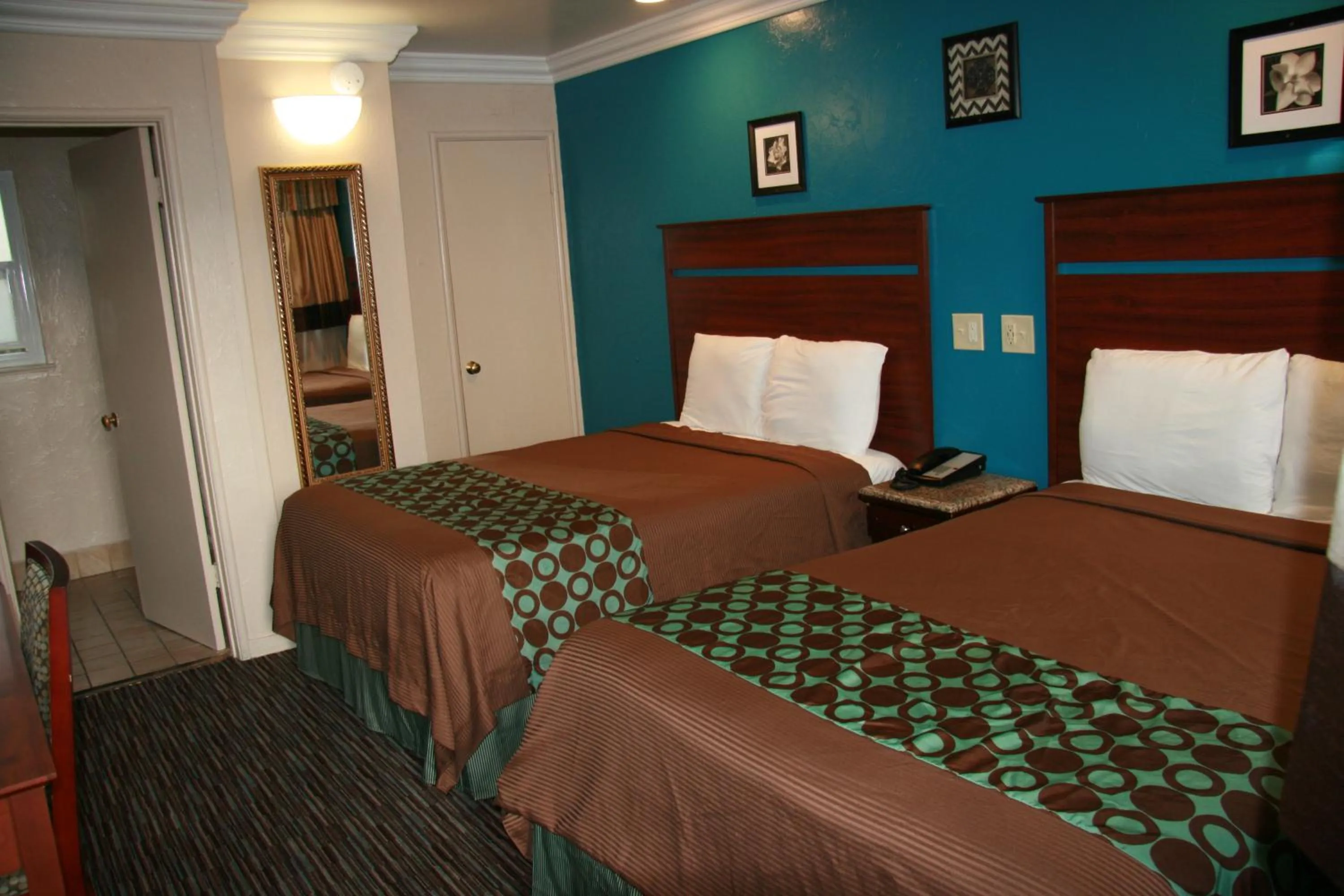 Bedroom, Bed in Civic Center Lodge / Lake Merritt BART