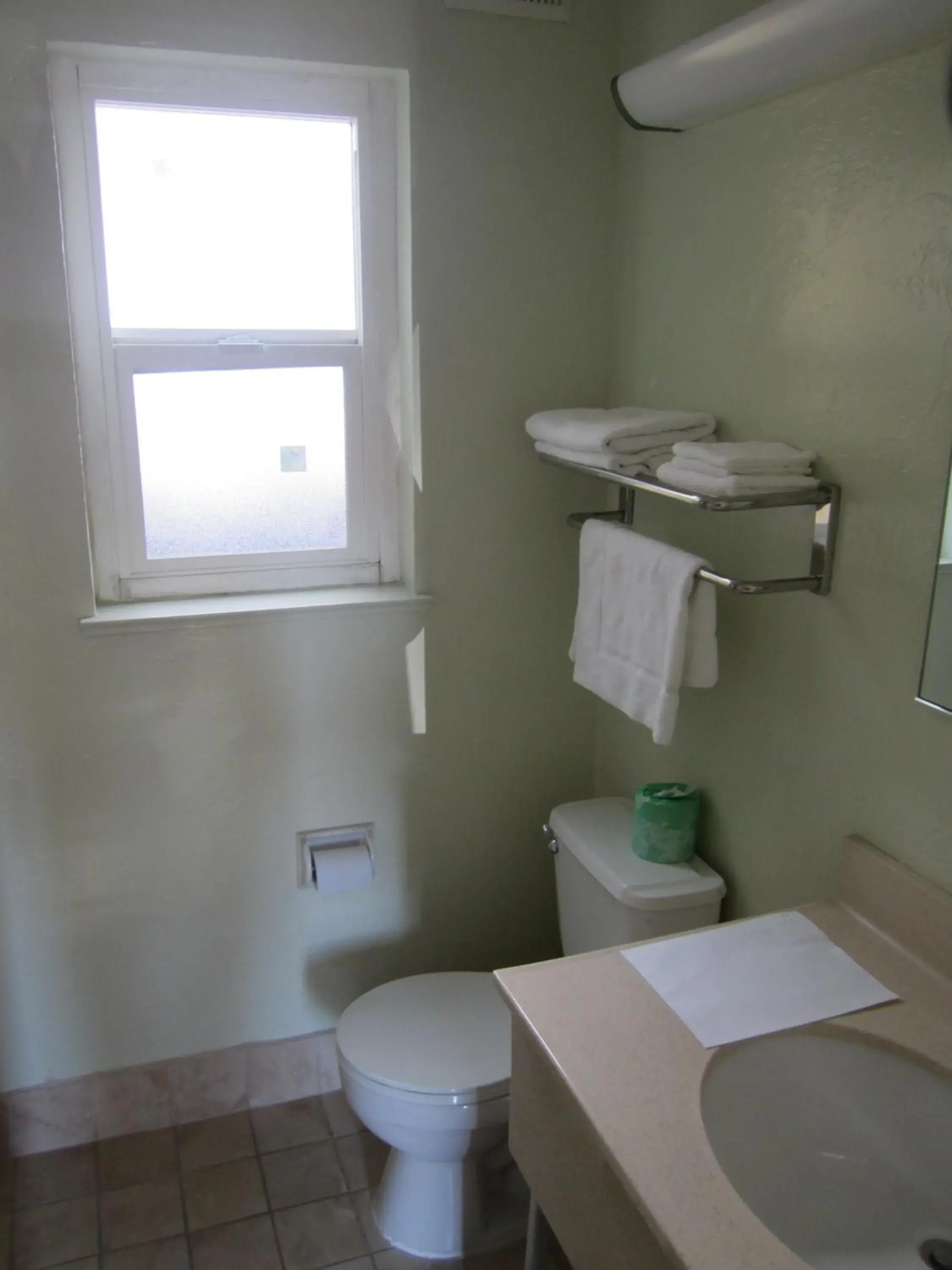 Queen Room - Smoking in Civic Center Lodge / Lake Merritt BART Queen Room - Smoking in Civic Center Lodge / Lake Merritt BART