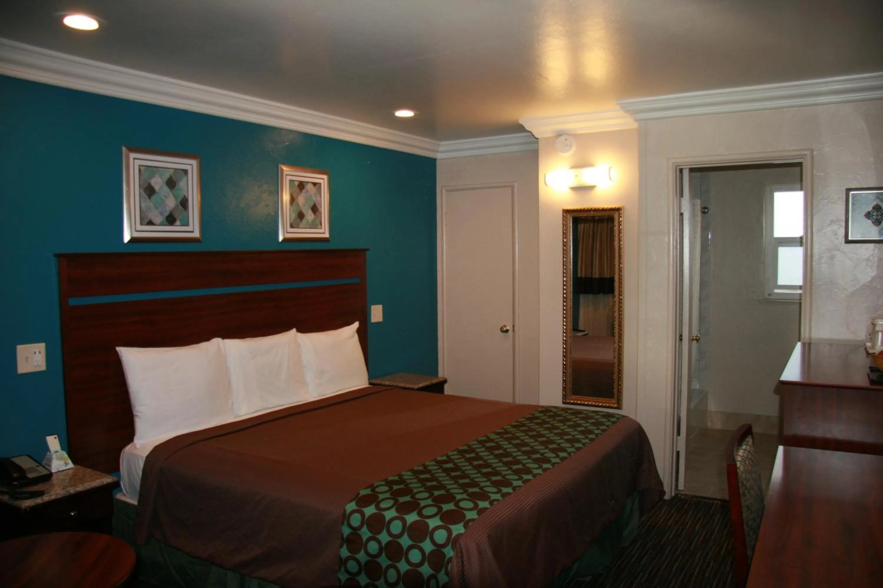 Bedroom, Bed in Civic Center Lodge / Lake Merritt BART