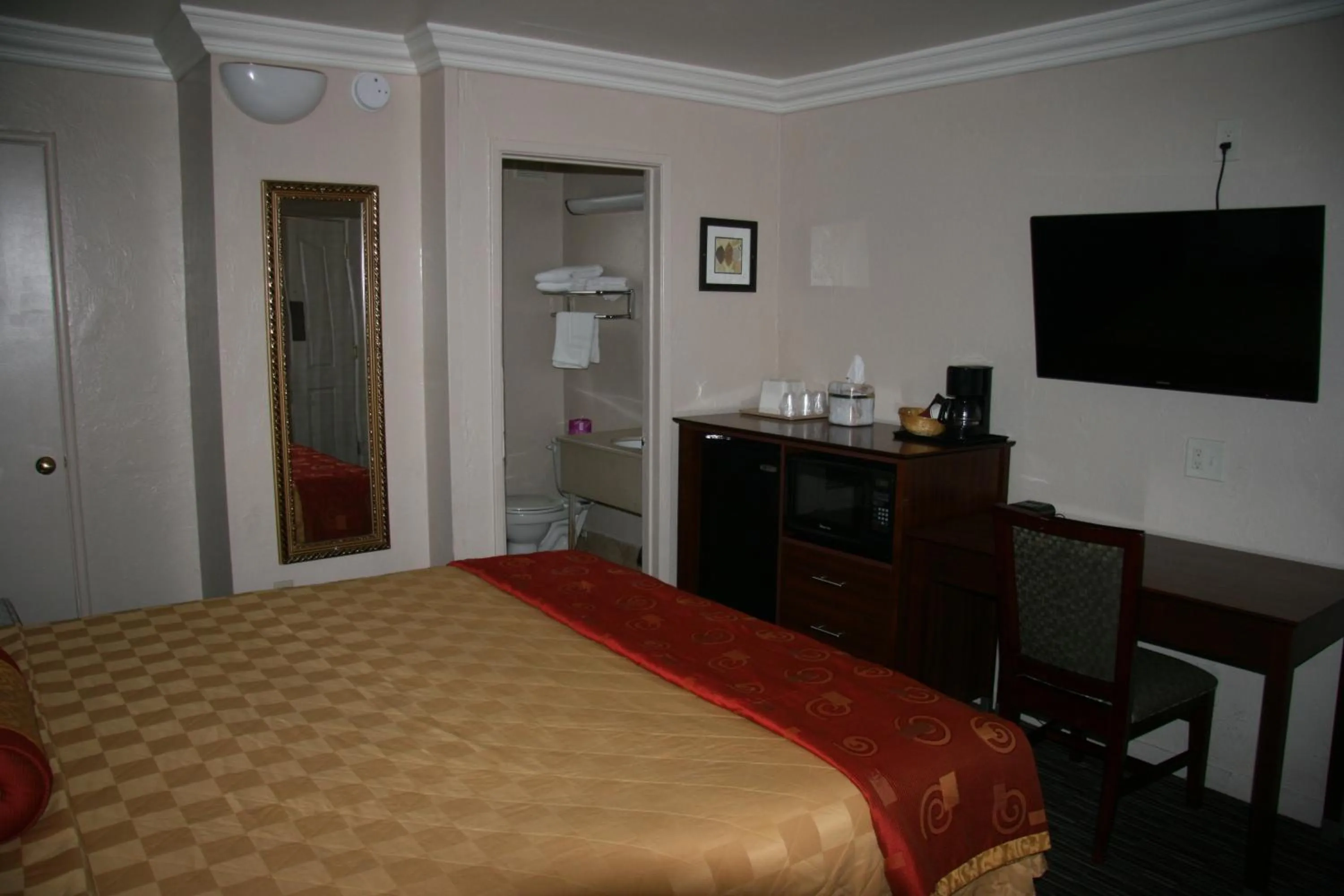 Bedroom, Bed in Civic Center Lodge / Lake Merritt BART