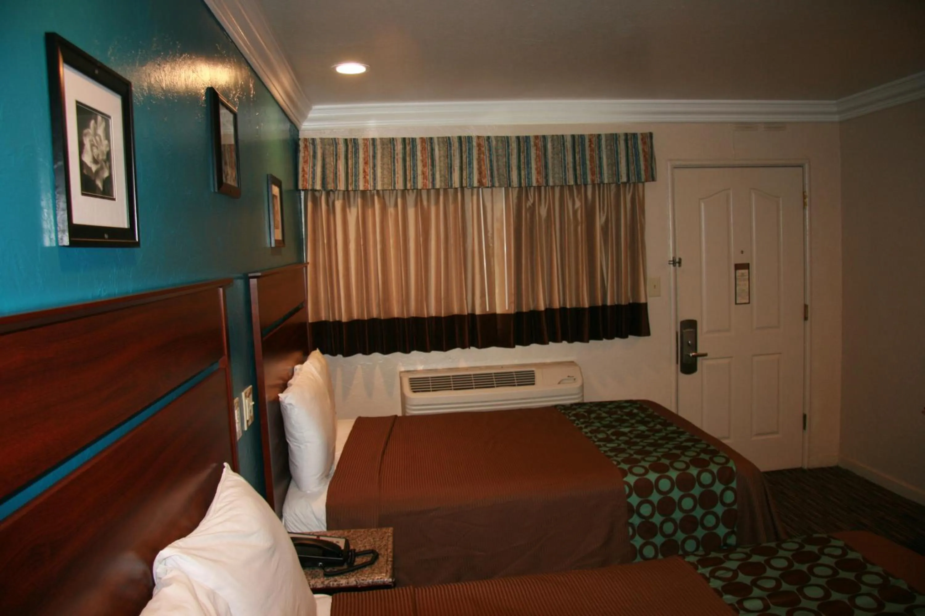 Bedroom, Bed in Civic Center Lodge / Lake Merritt BART