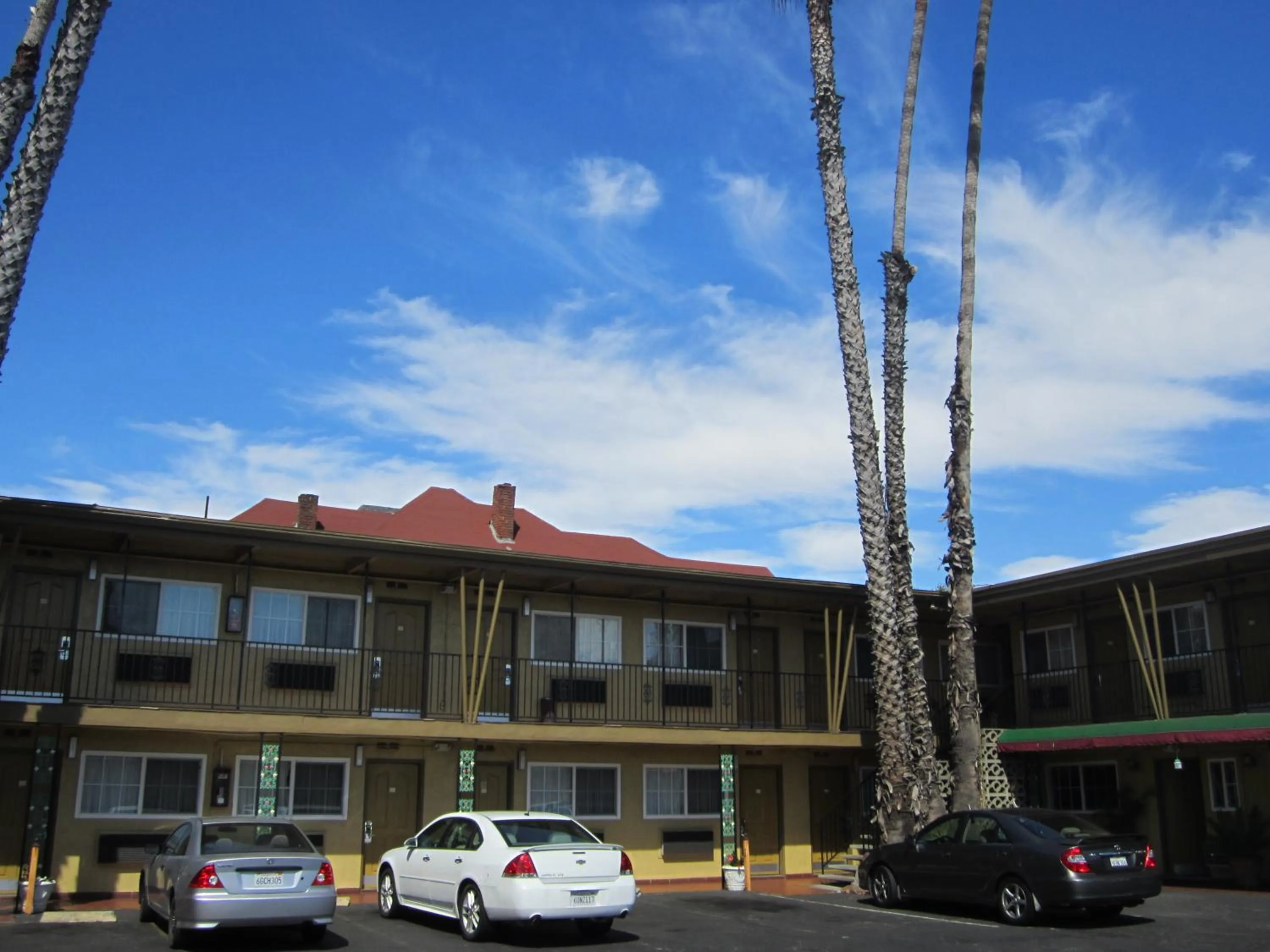 Property building in Civic Center Lodge / Lake Merritt BART
