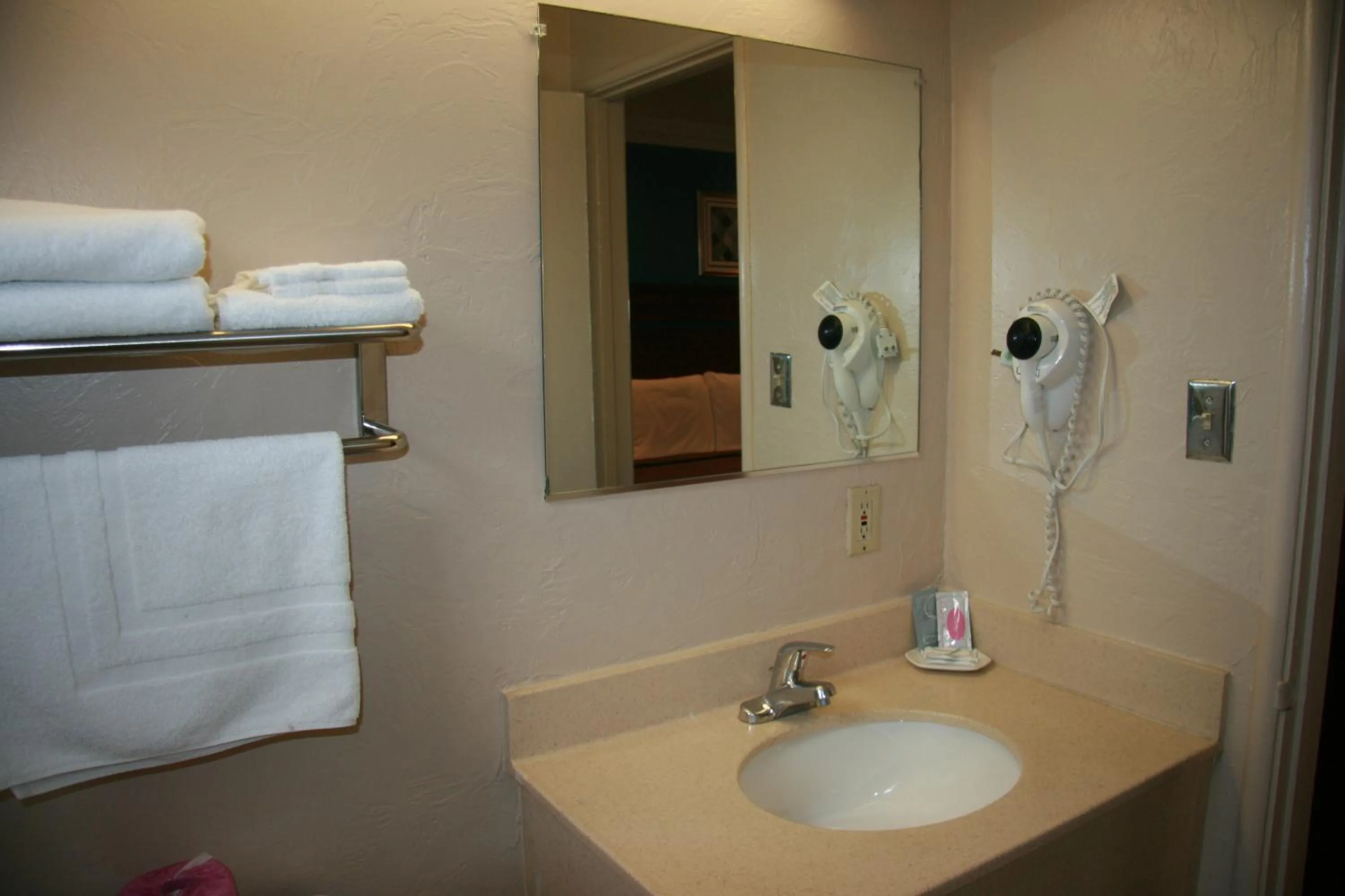 Bathroom in Civic Center Lodge / Lake Merritt BART