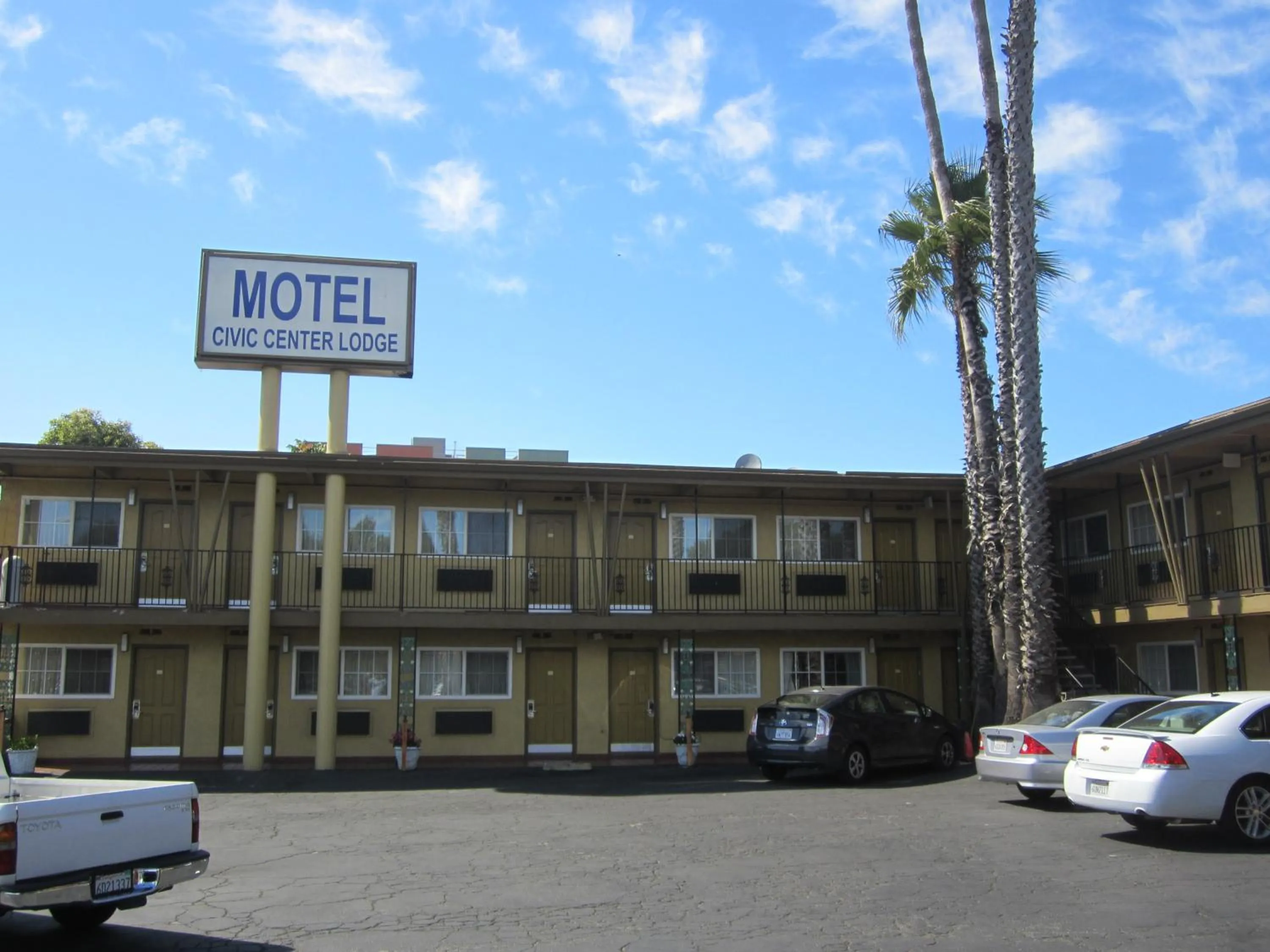 Property building in Civic Center Lodge / Lake Merritt BART