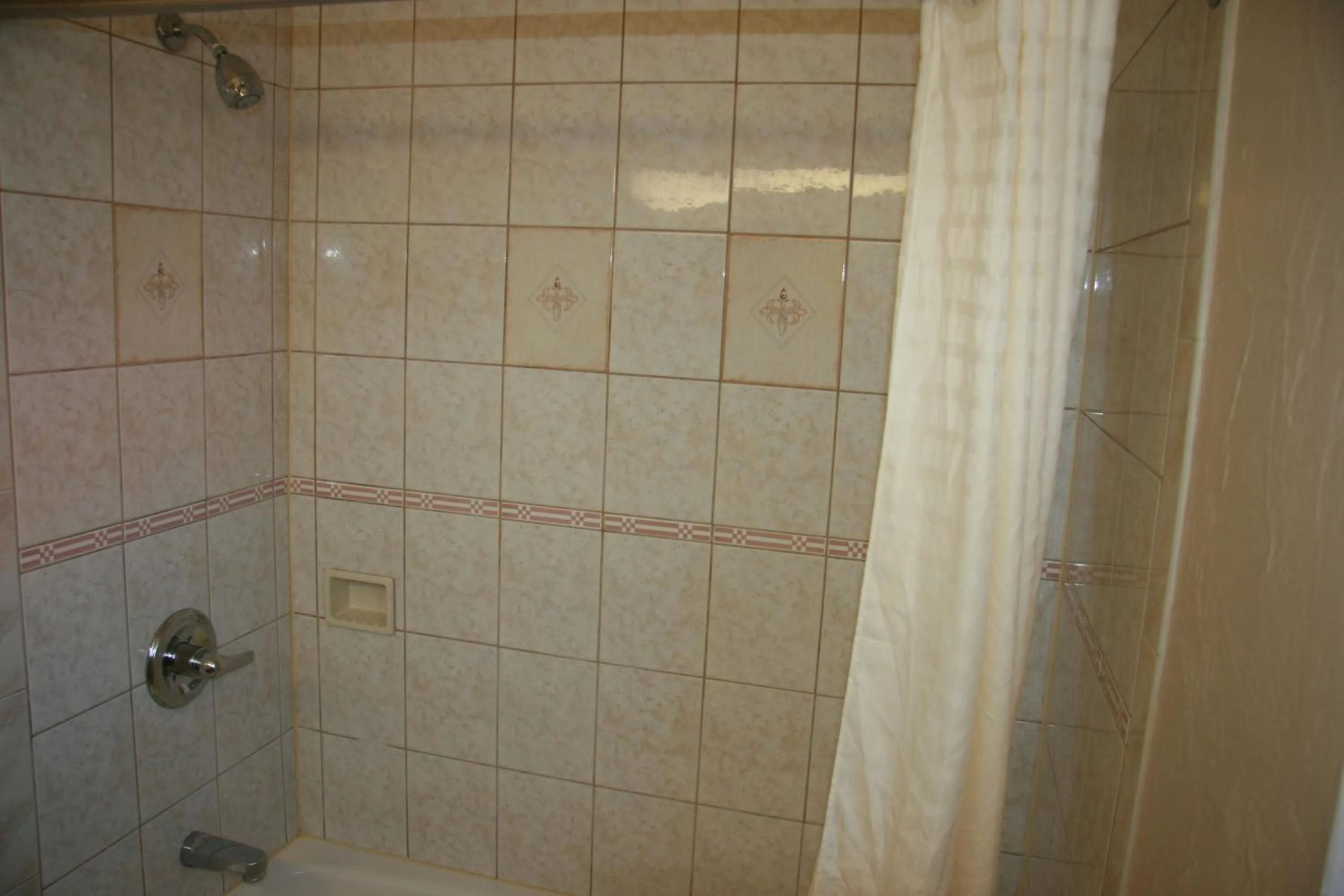 Bathroom in Civic Center Lodge / Lake Merritt BART