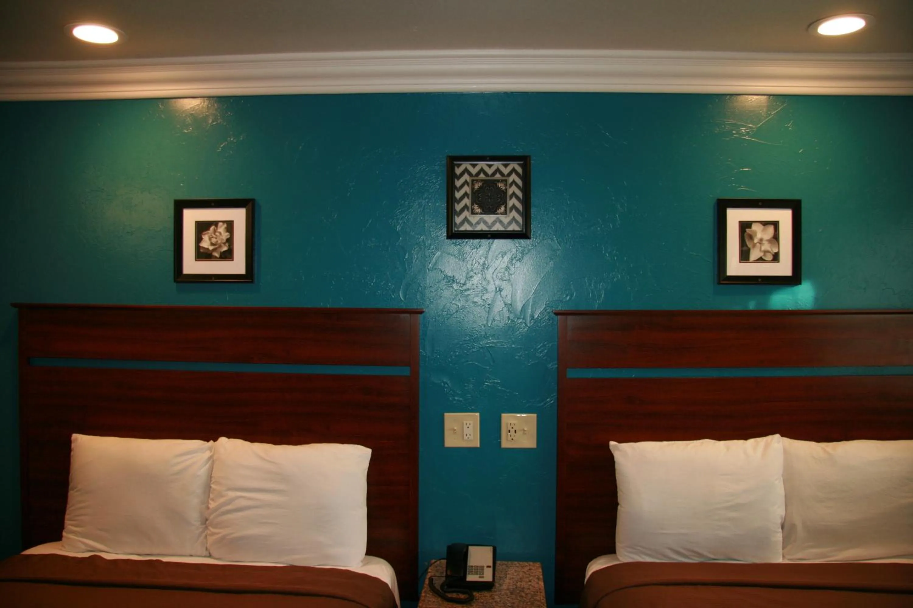 Bedroom, Bed in Civic Center Lodge / Lake Merritt BART