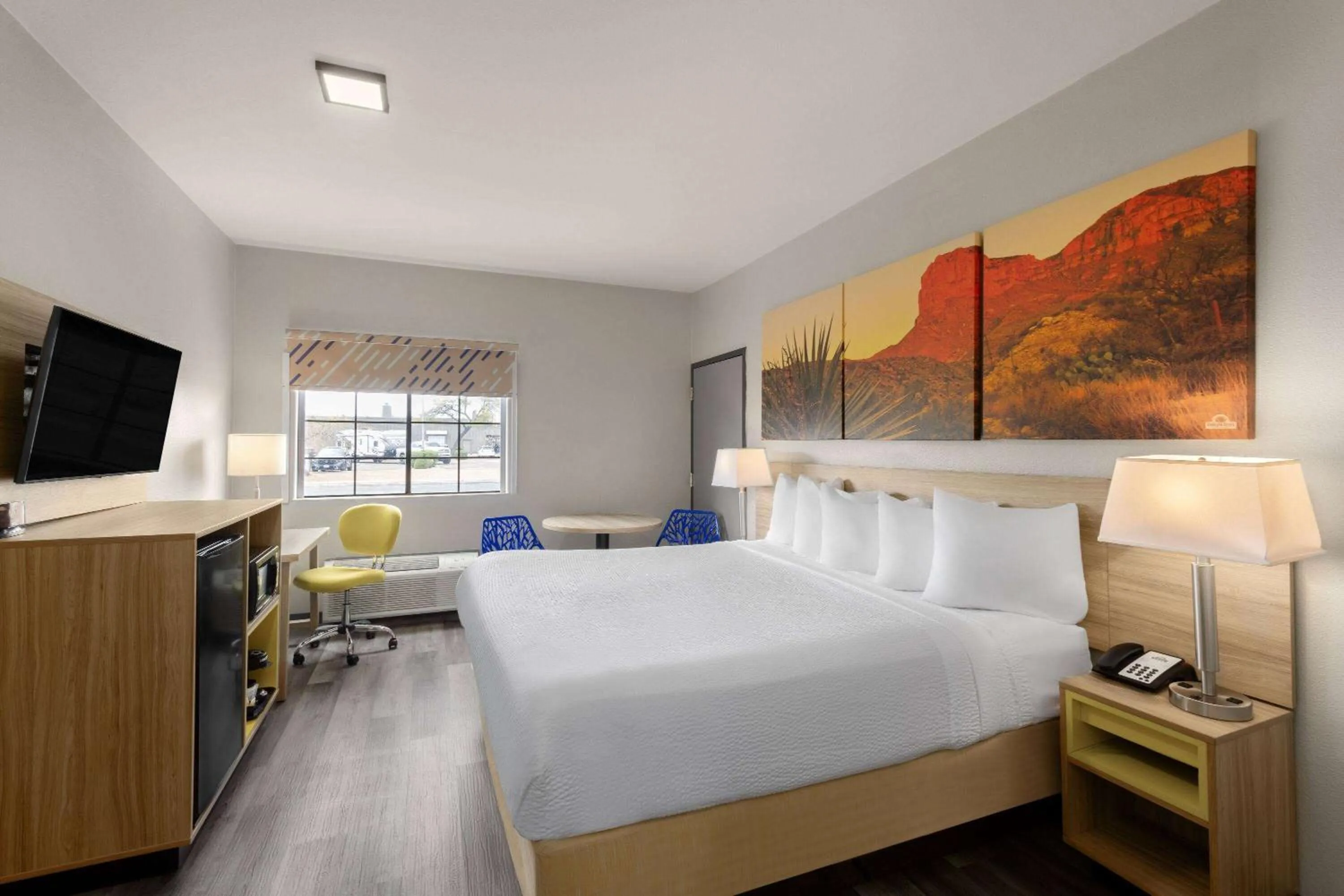 Photo of the whole room, Bed in Days Inn & Suites by Wyndham Tucson/Marana