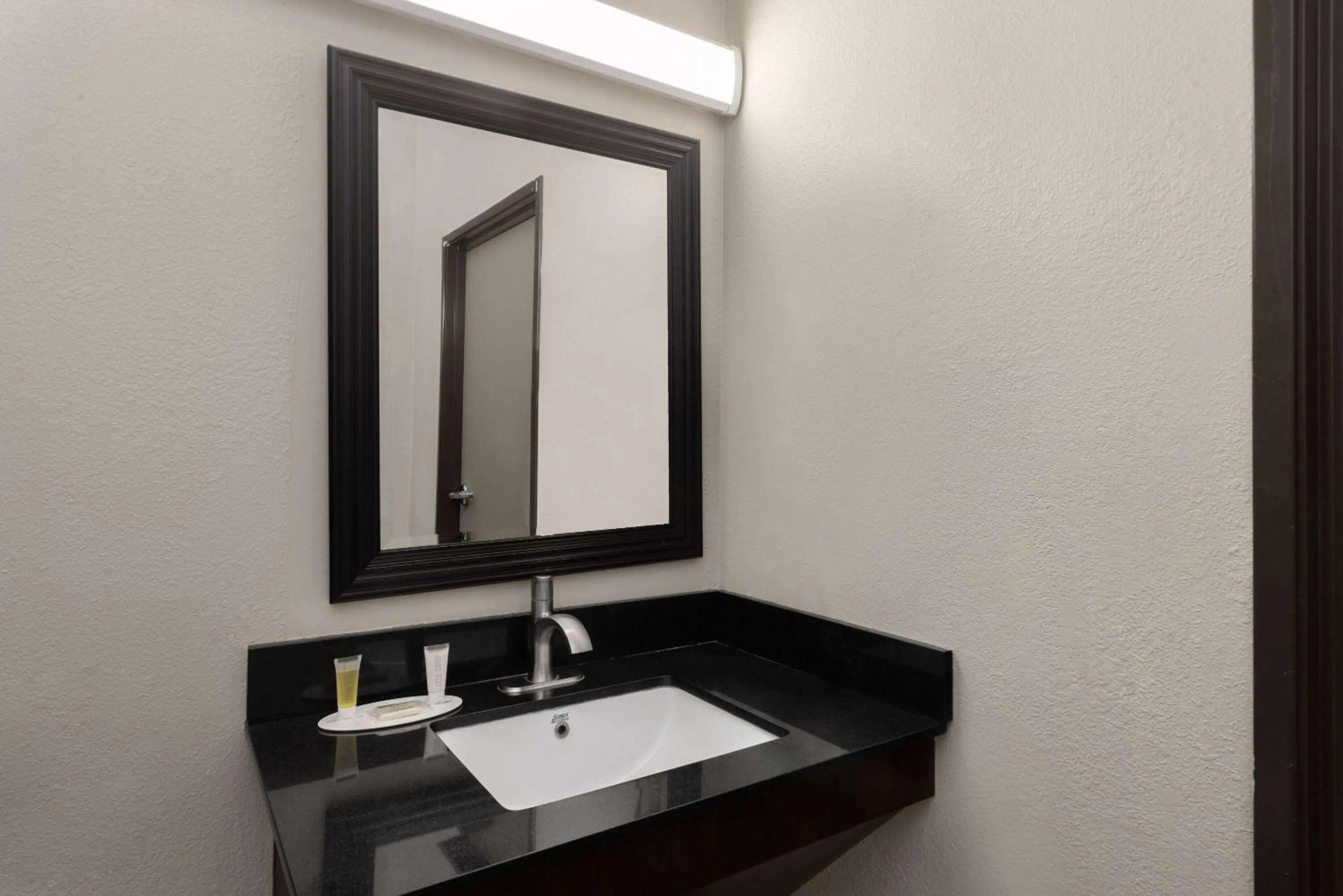 Bathroom in Days Inn & Suites by Wyndham Tucson/Marana