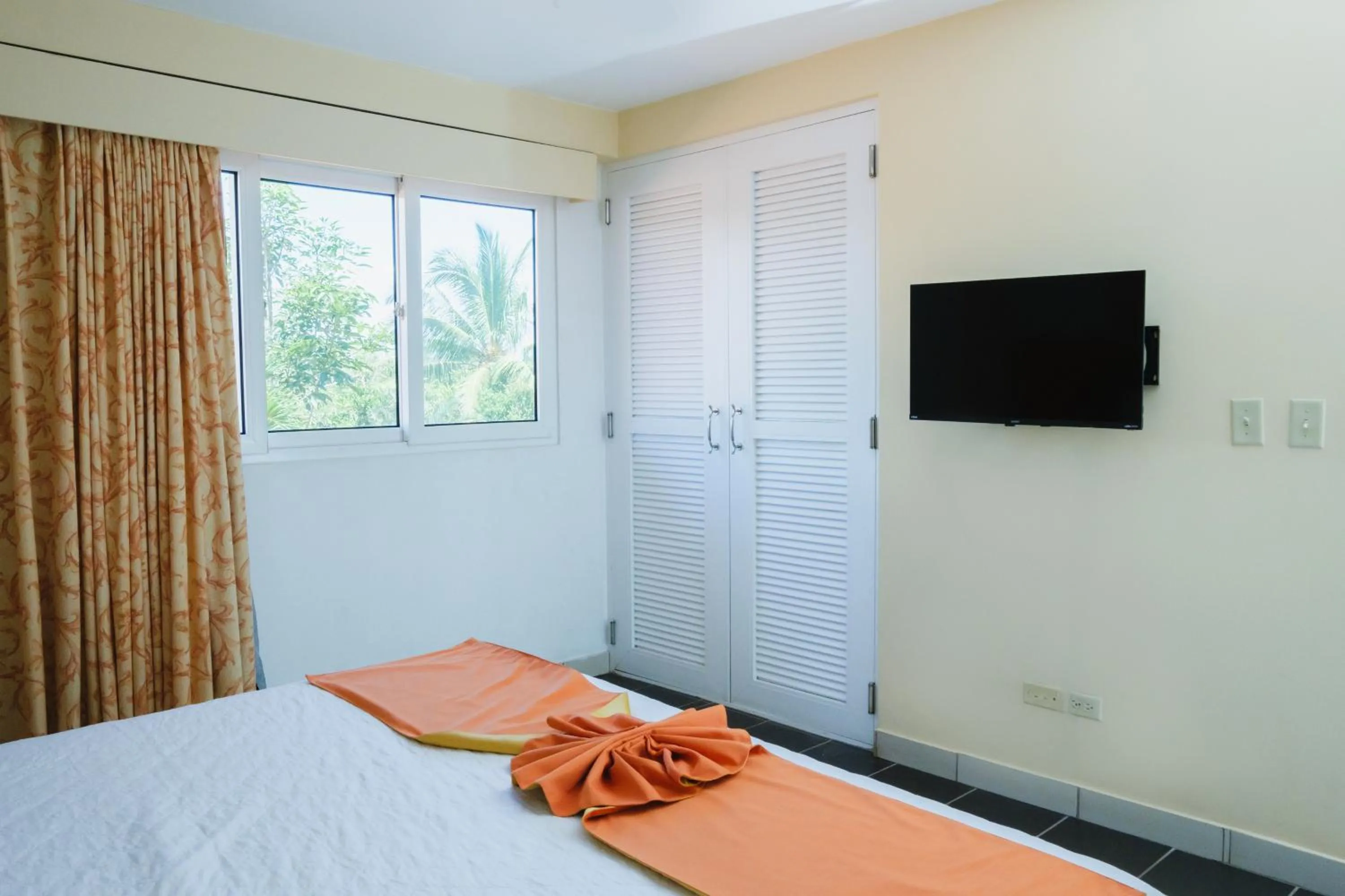 Communal lounge/ TV room, Bed in Las Olas Beach Resort