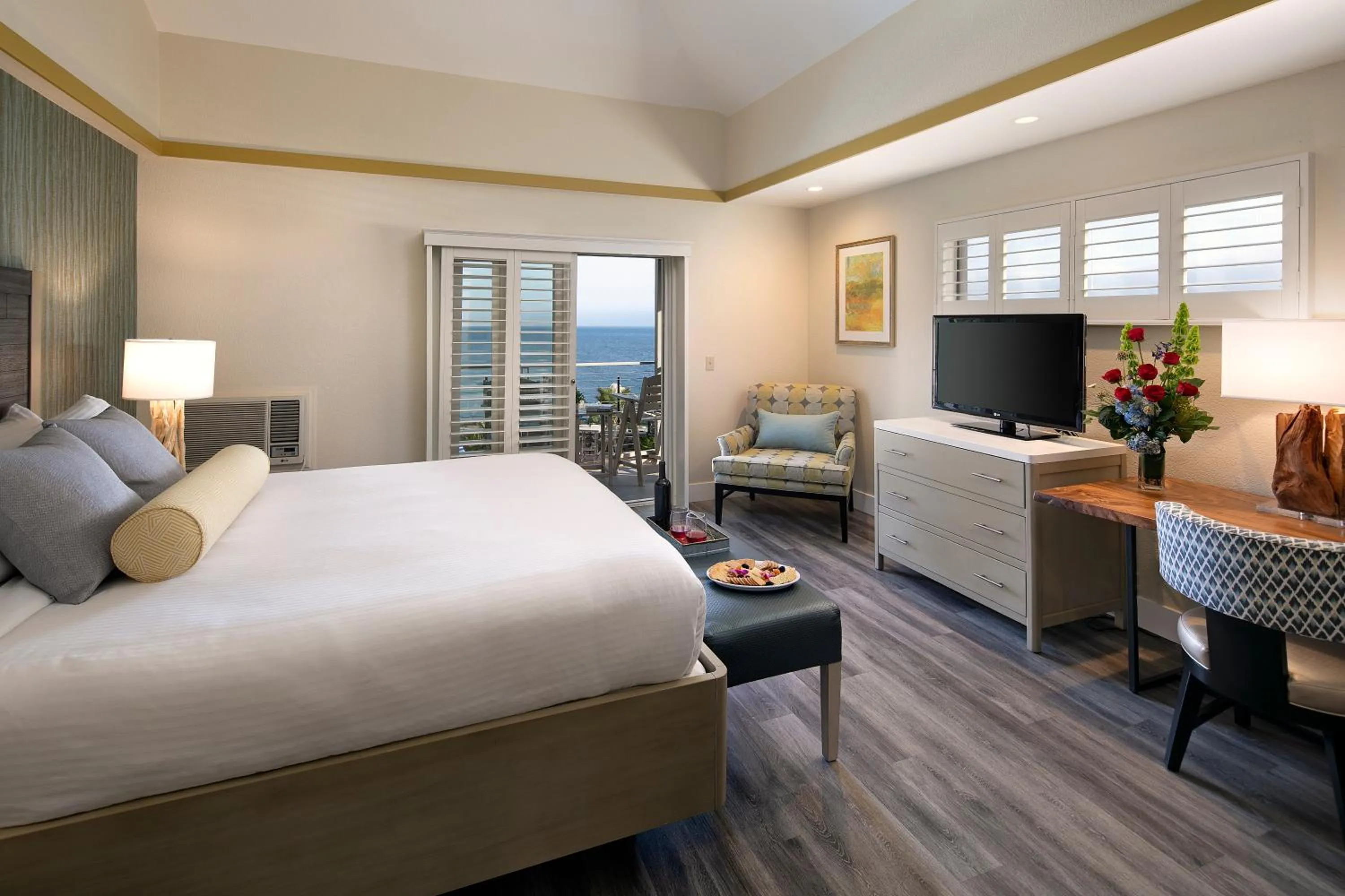 Photo of the whole room, Bed in Inn at the Cove