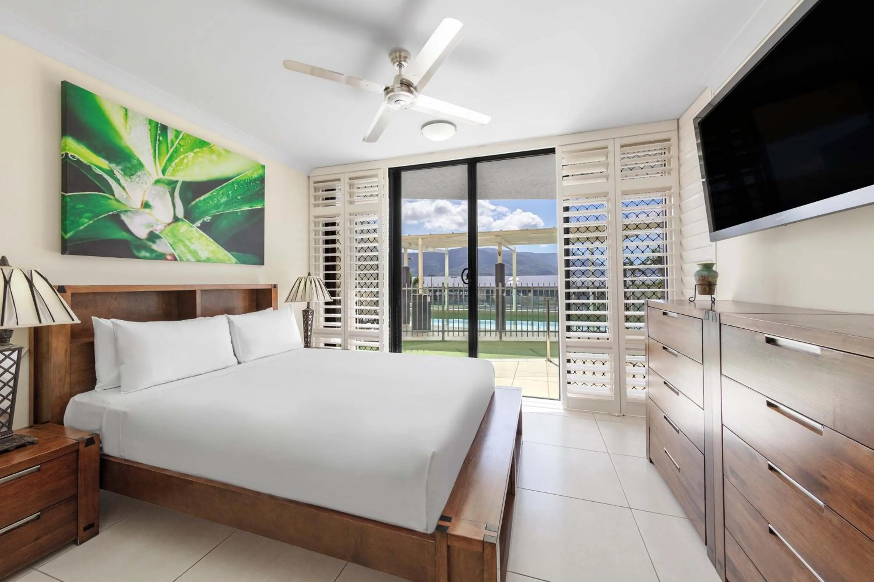 Bedroom, Bed in Piermonde Apartments Cairns