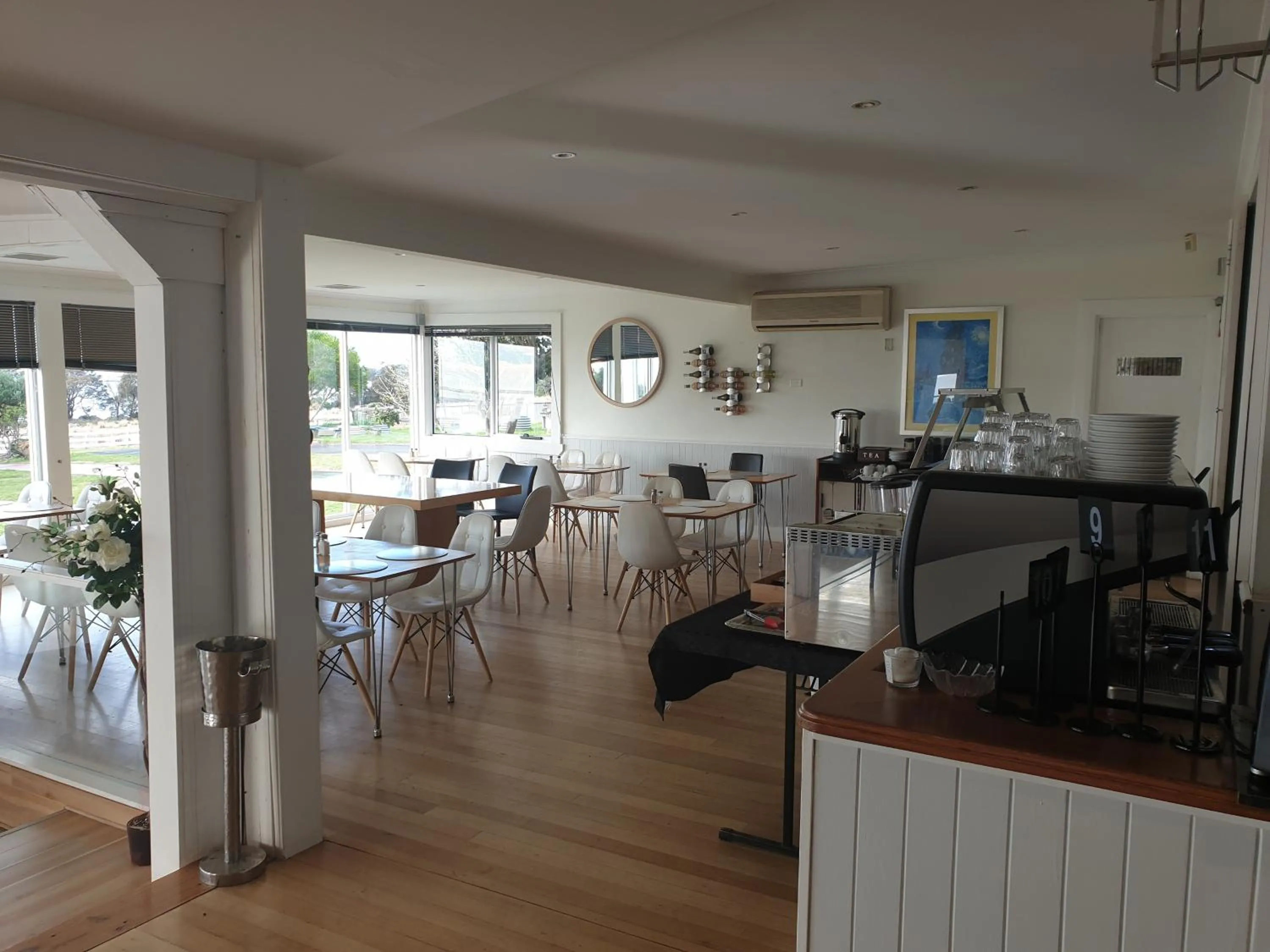 Restaurant/places to eat in Diamond Island Resort, Restaurant & Bar and Penguin Show