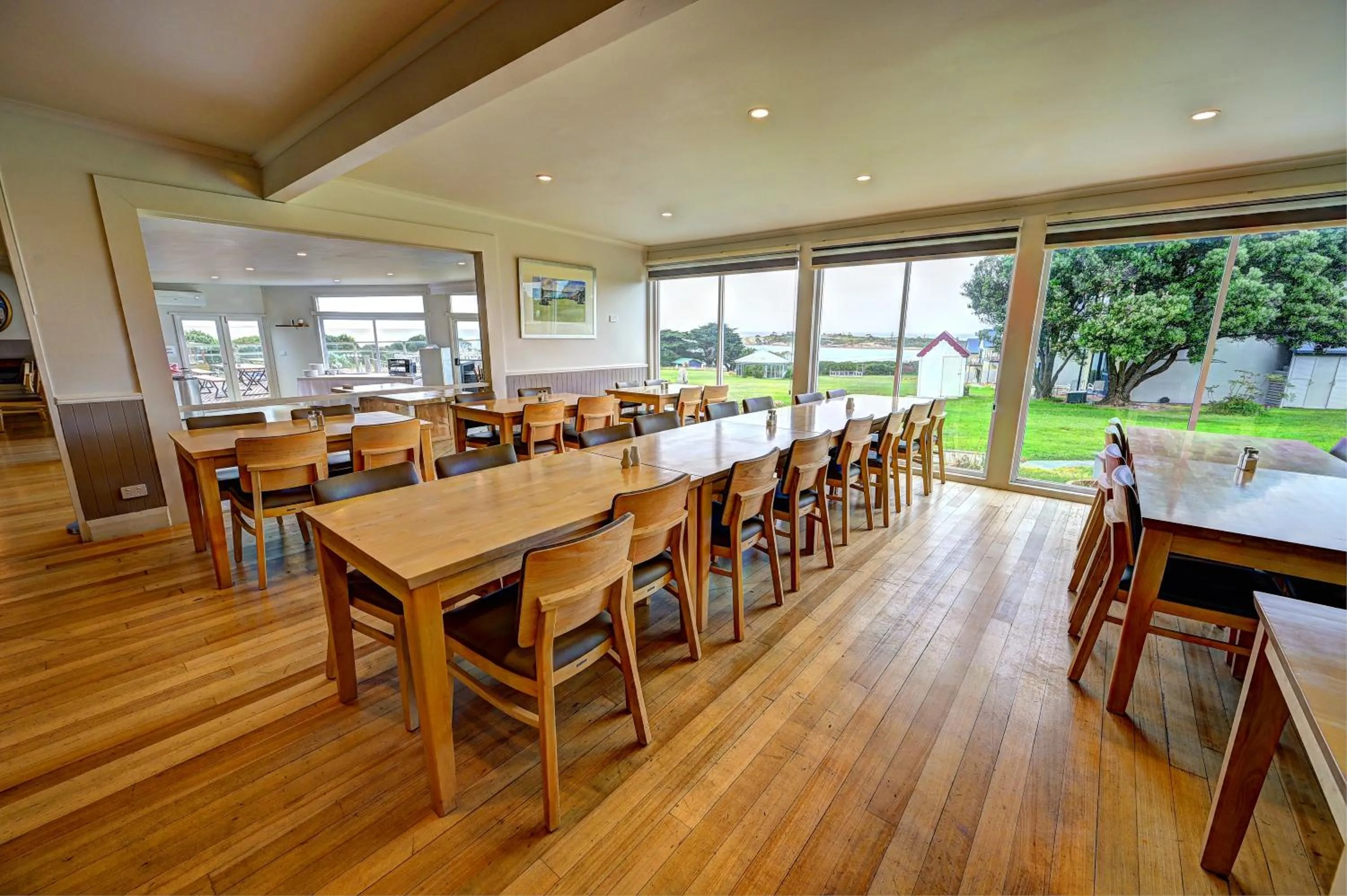 Restaurant/places to eat in Diamond Island Resort, Restaurant & Bar and Penguin Show