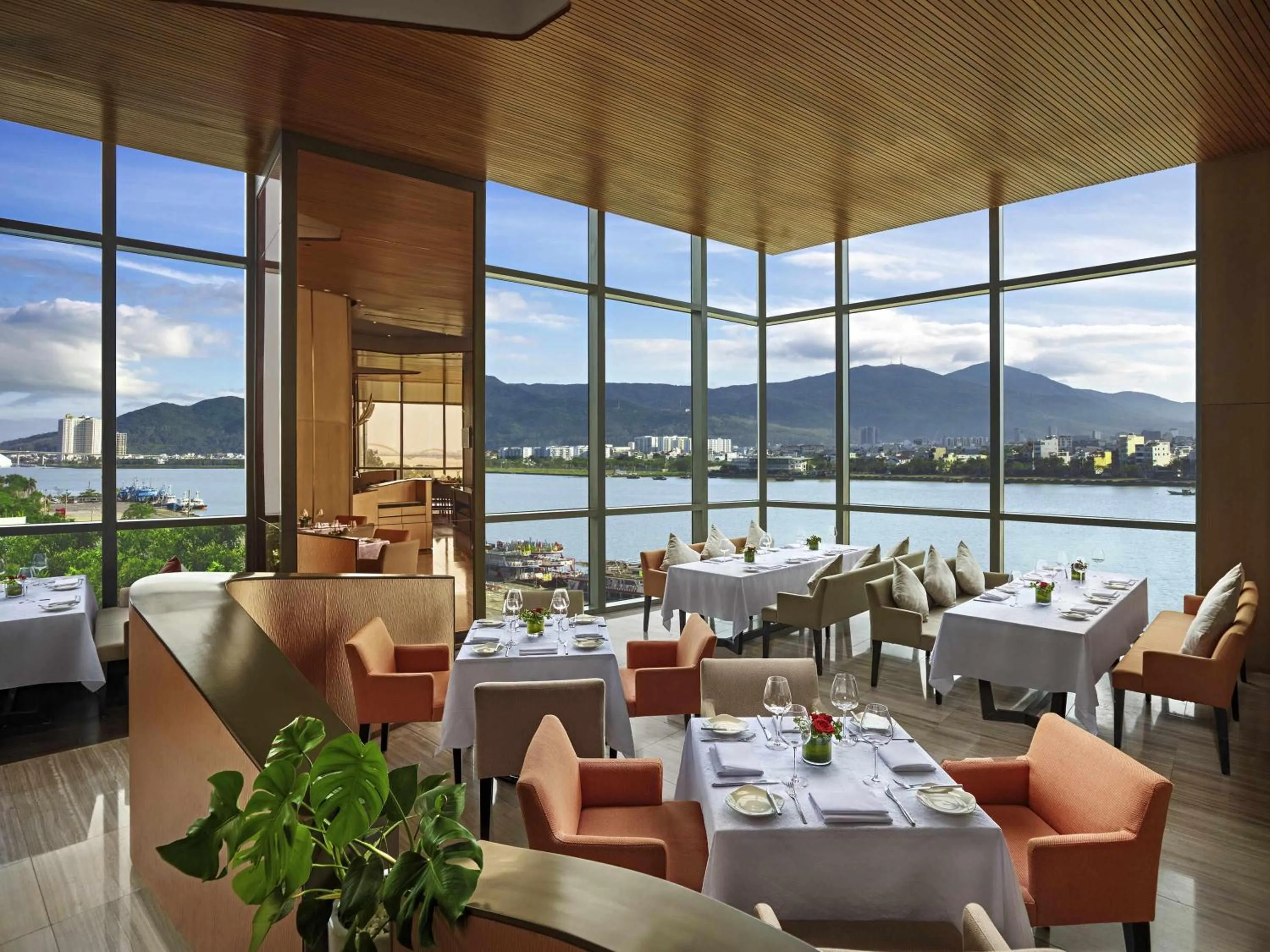 Restaurant/places to eat in Novotel Danang Premier Han River